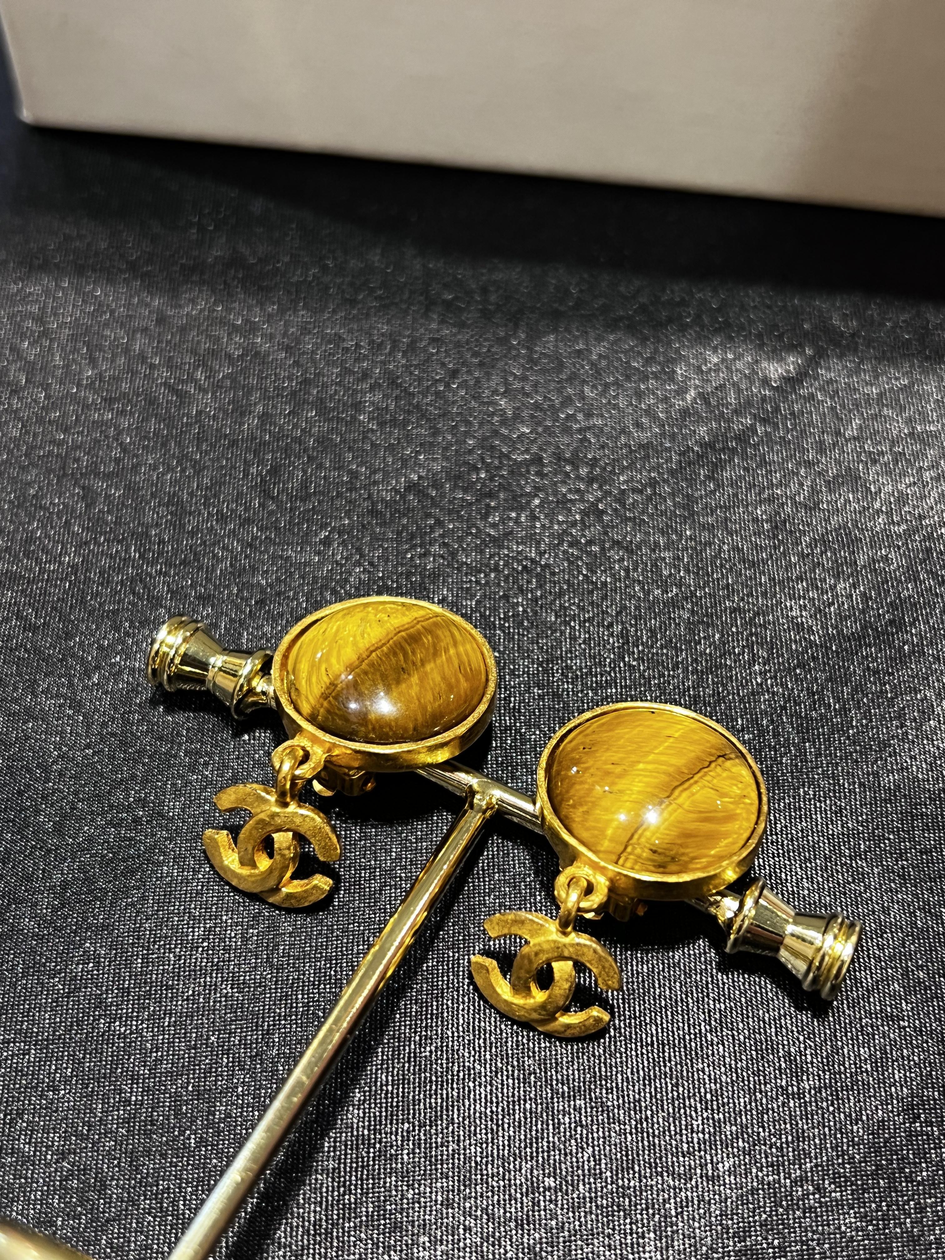 Chanel貓眼石垂墜logo耳夾