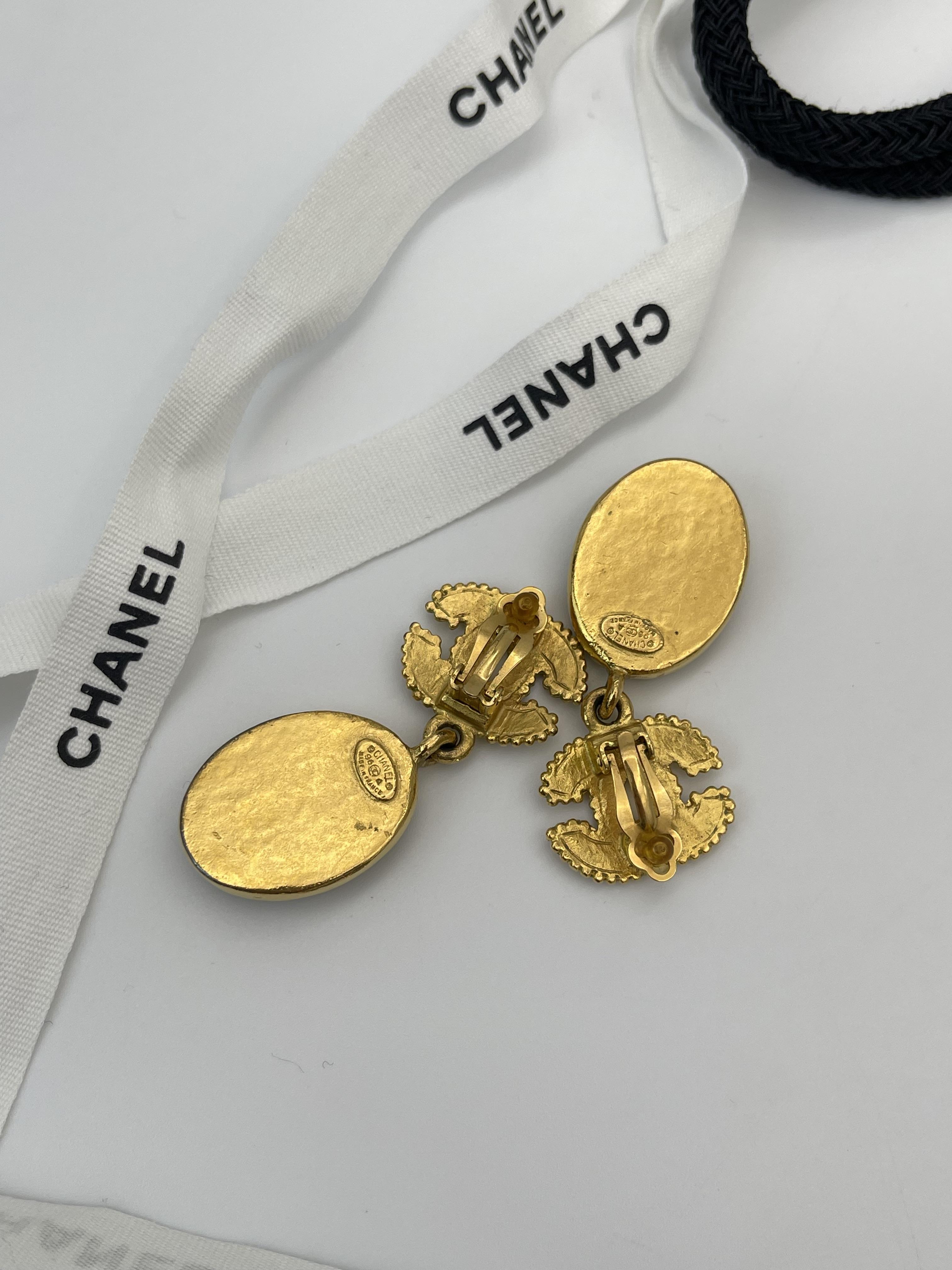 Chanel酒紅琉璃耳夾