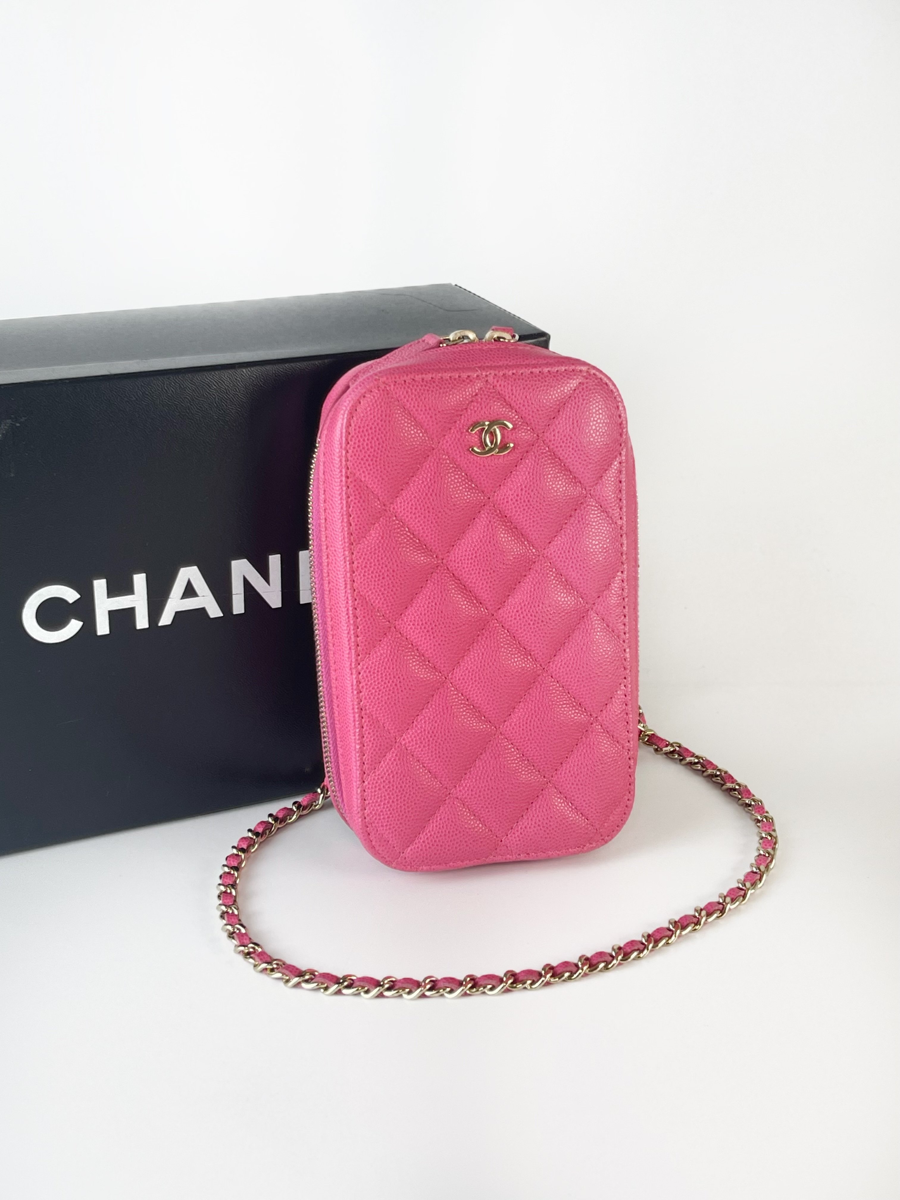 Chanel粉色荔皮手機包