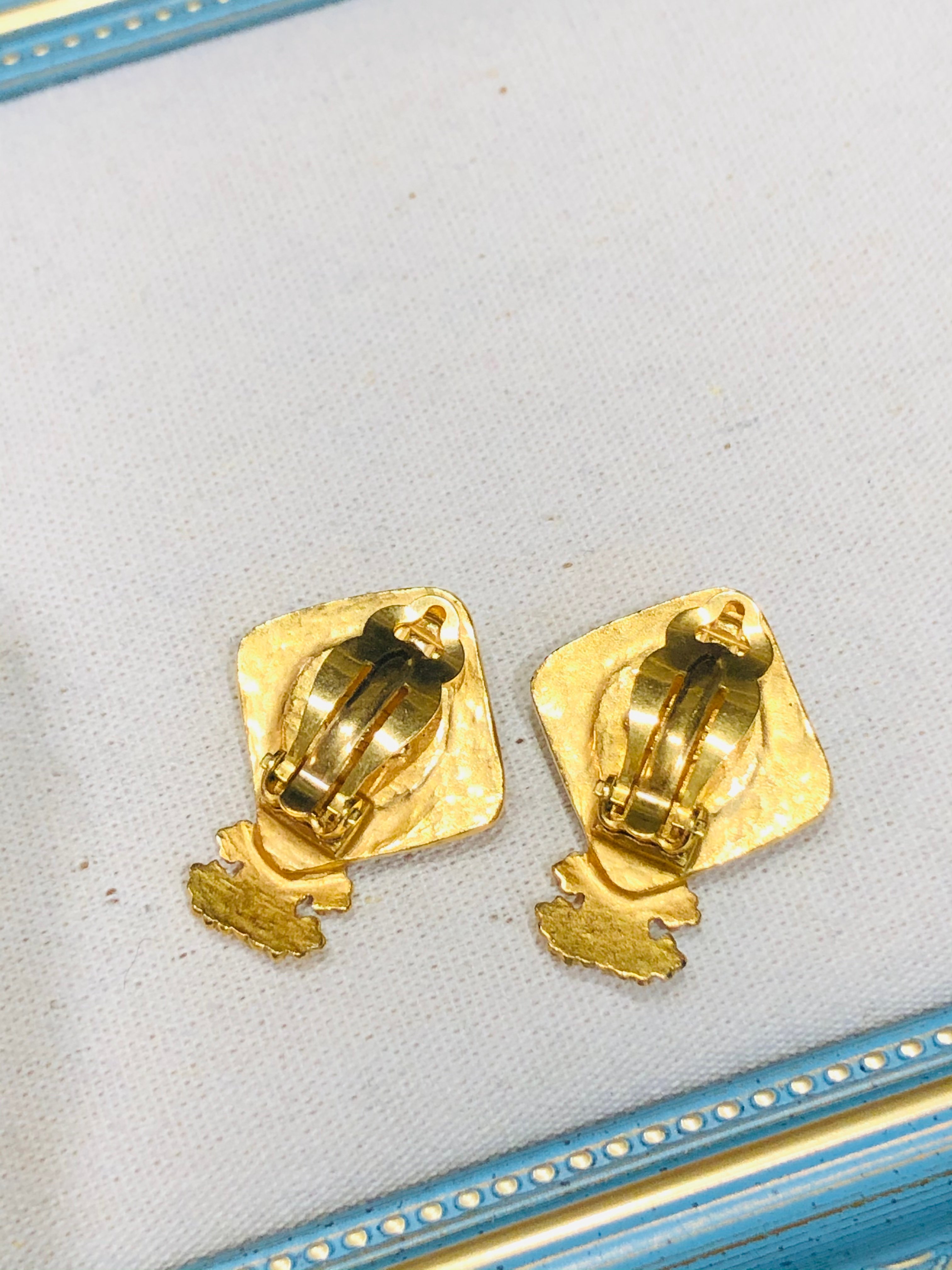 Chanel 黑曜石藤蔓耳夾