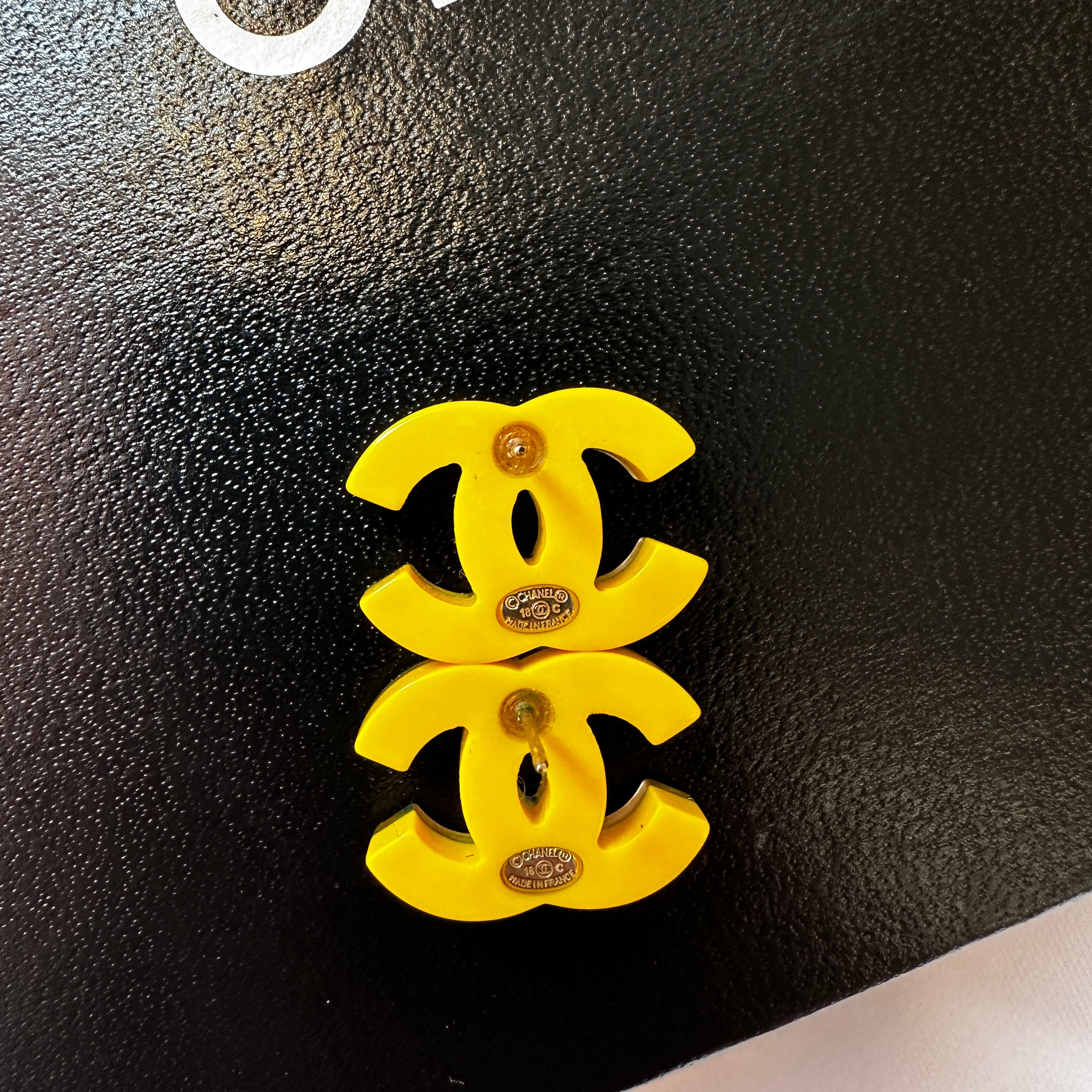 Chanel亮片藍黄耳針