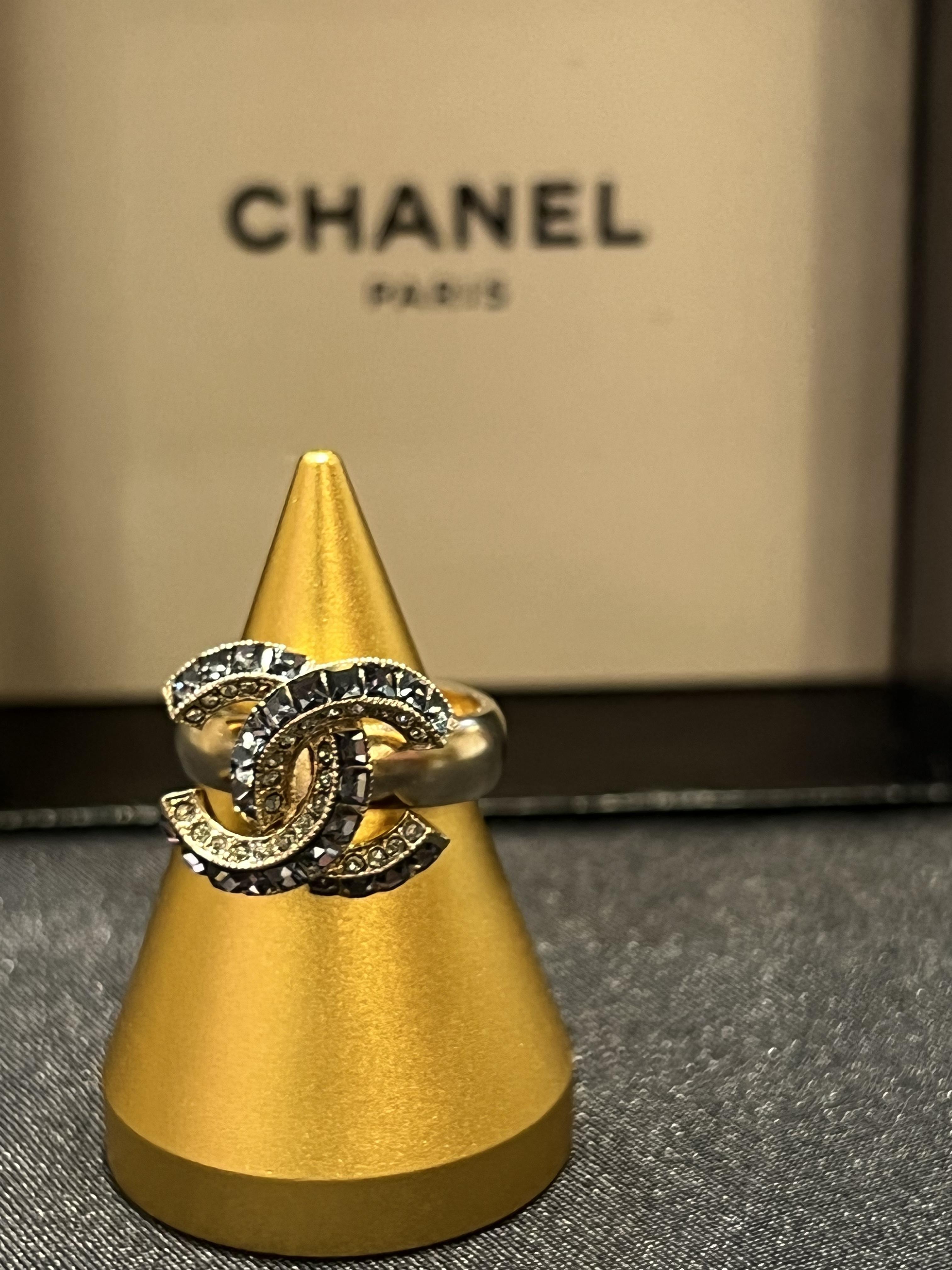 Chanel立體銀帶鑽戒指