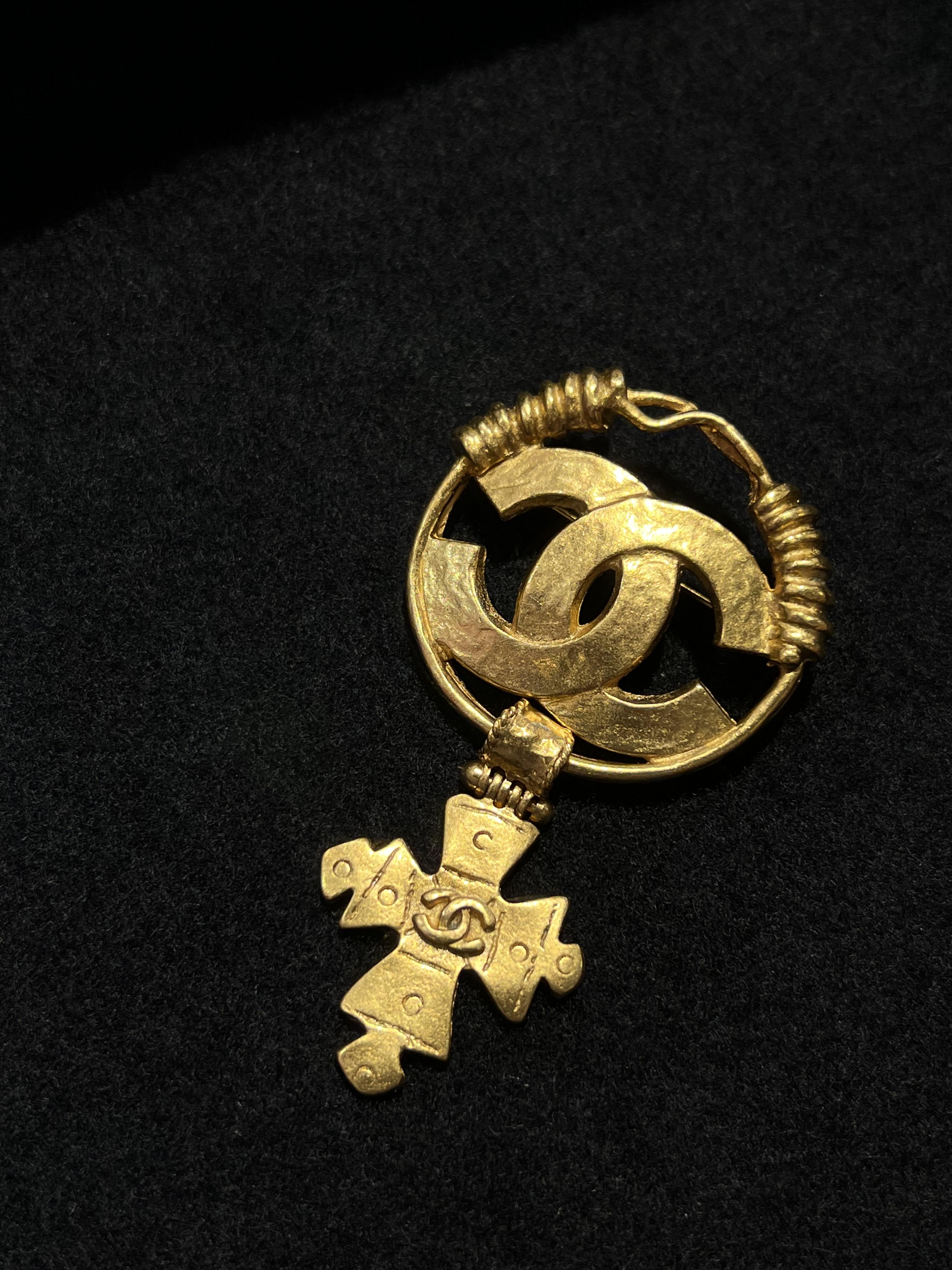 Chanel花型十字架胸針