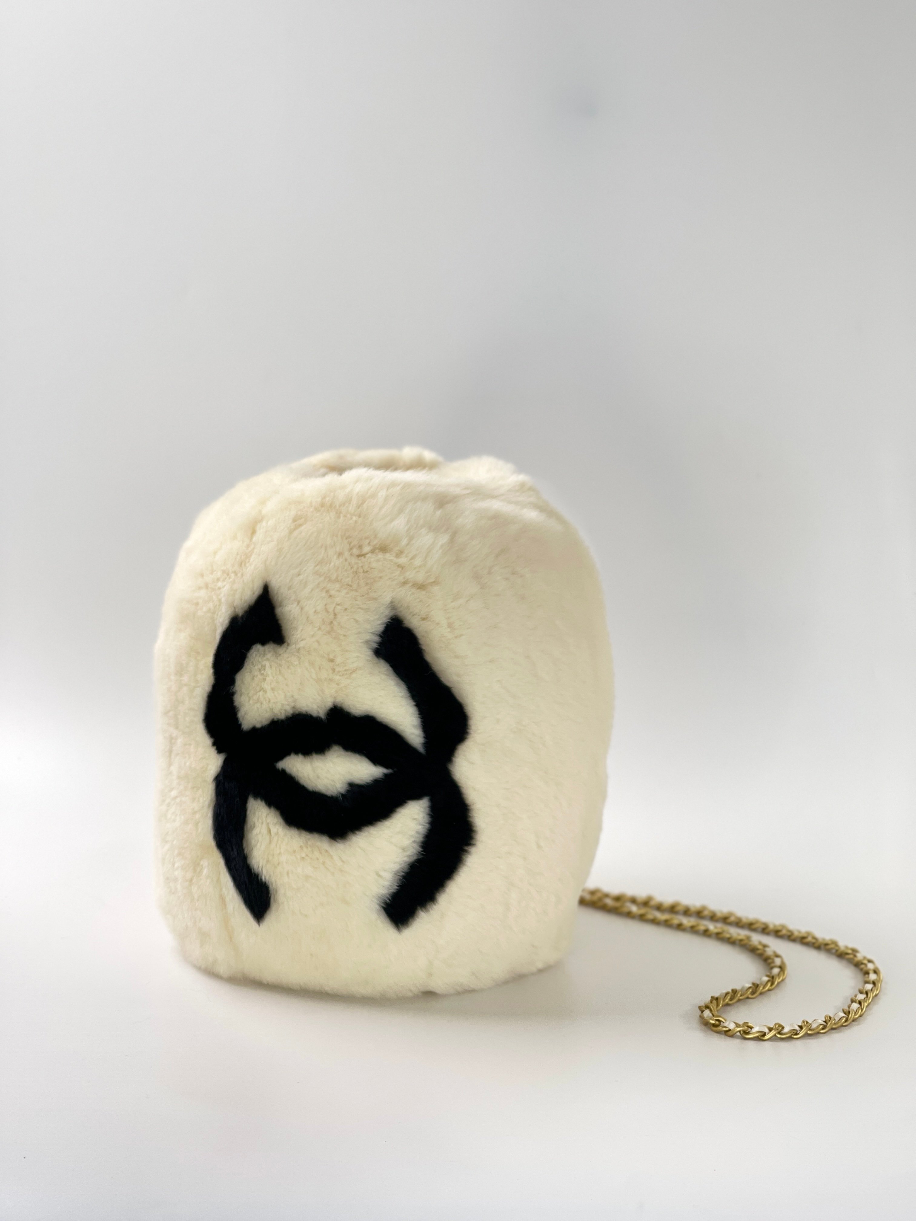 Chanel 兔毛暖手包