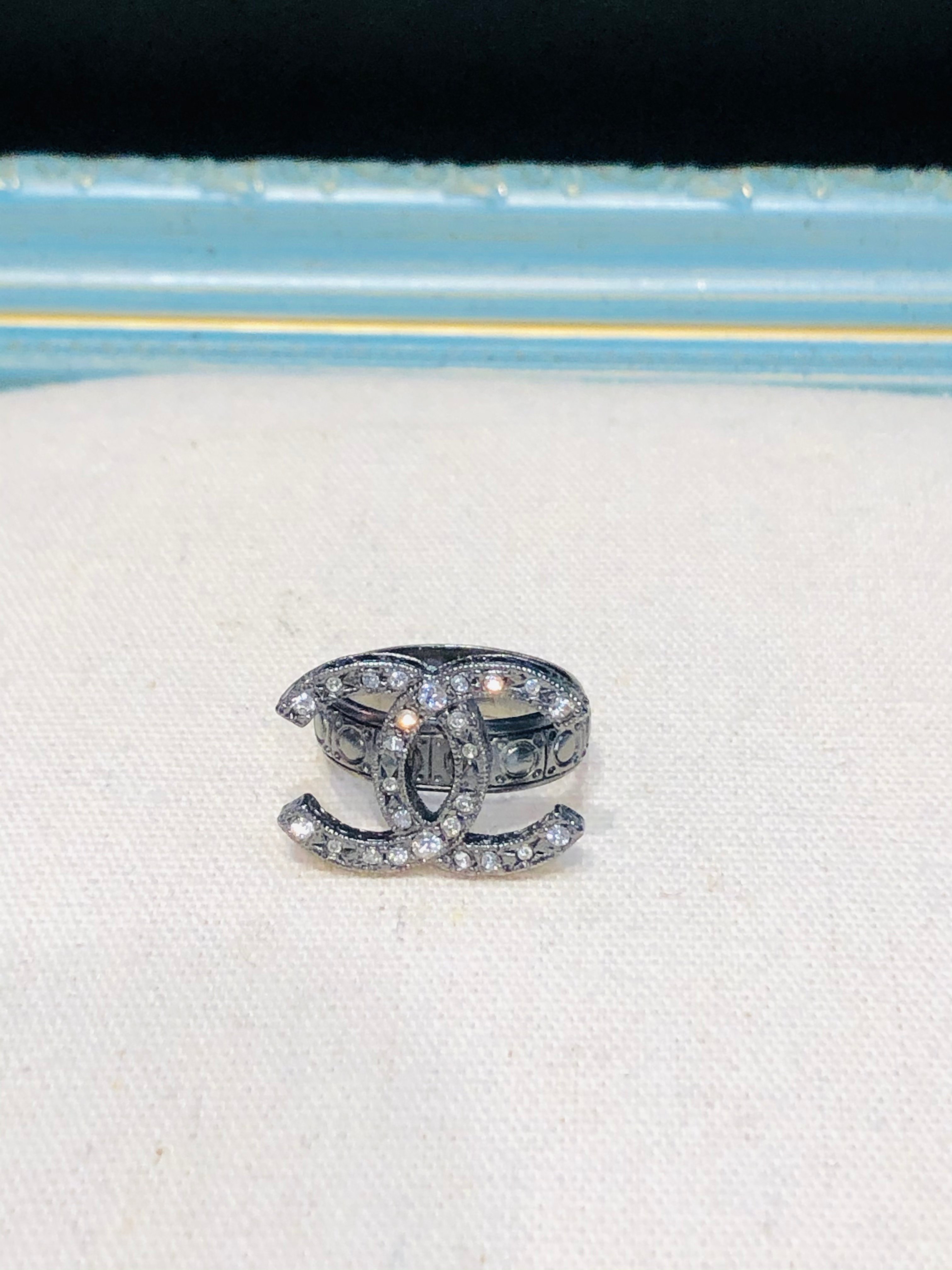 Chanel 帶鑽復古銀戒