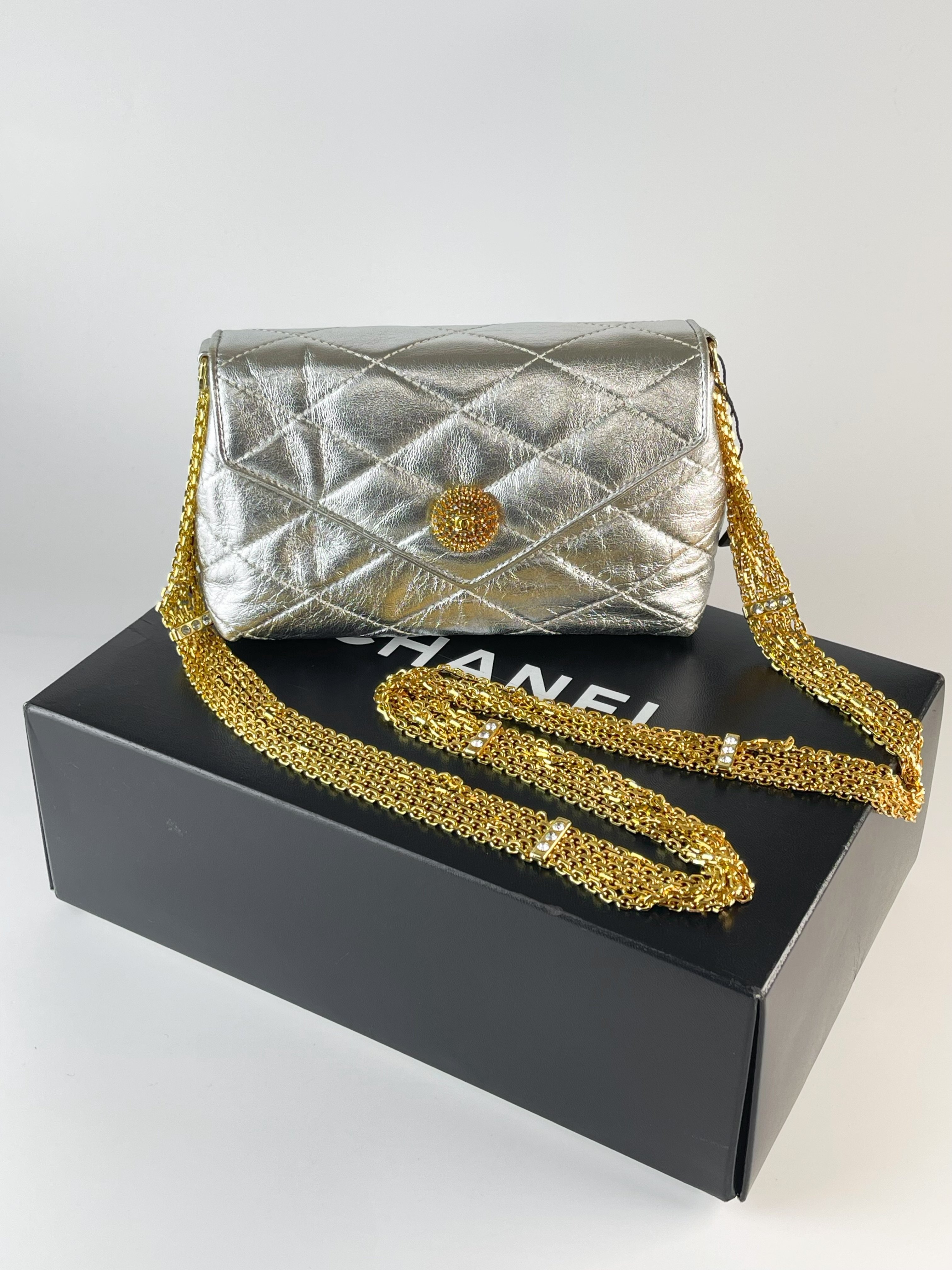 Chanel鑽釦信封包