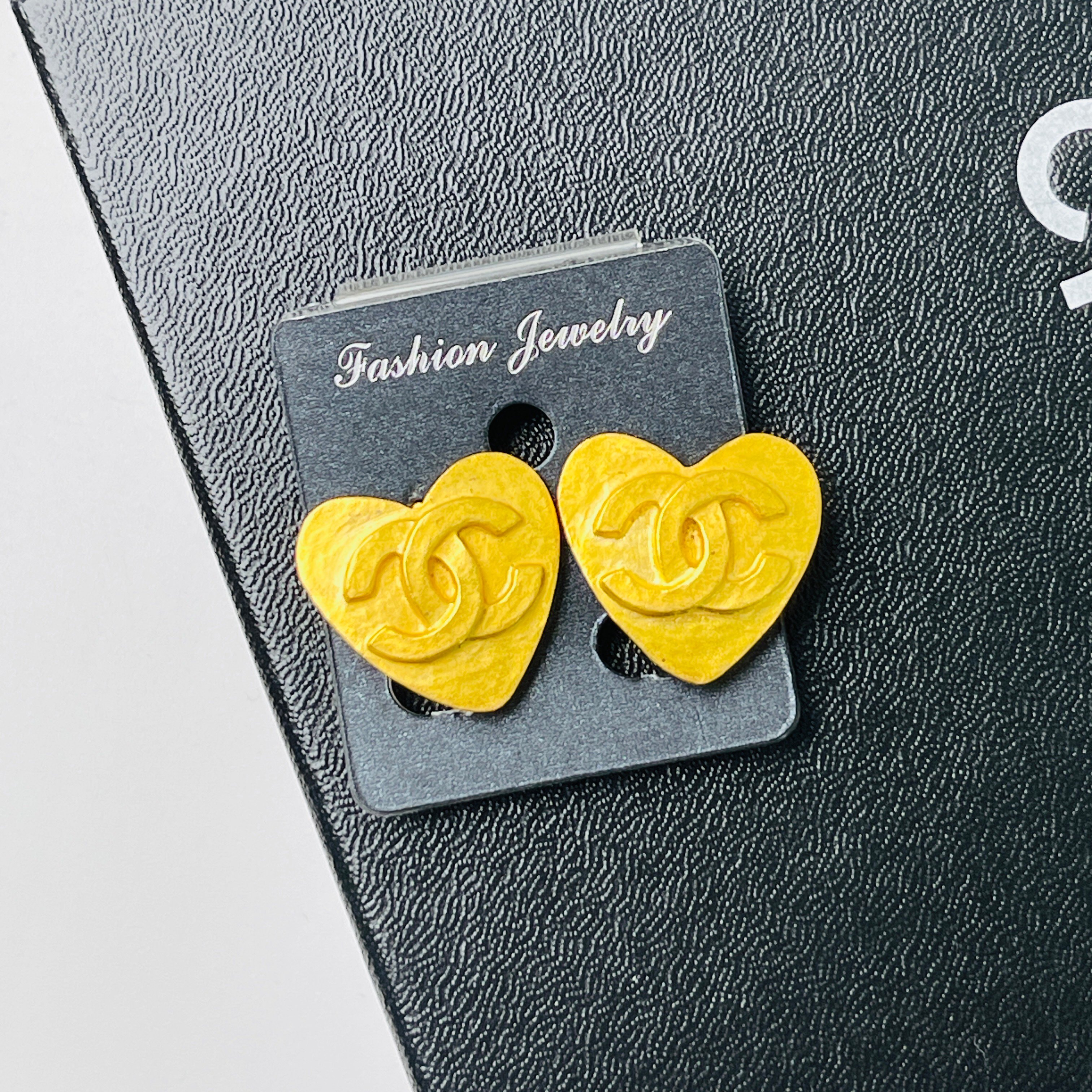 Chanel 霧面愛心耳夾