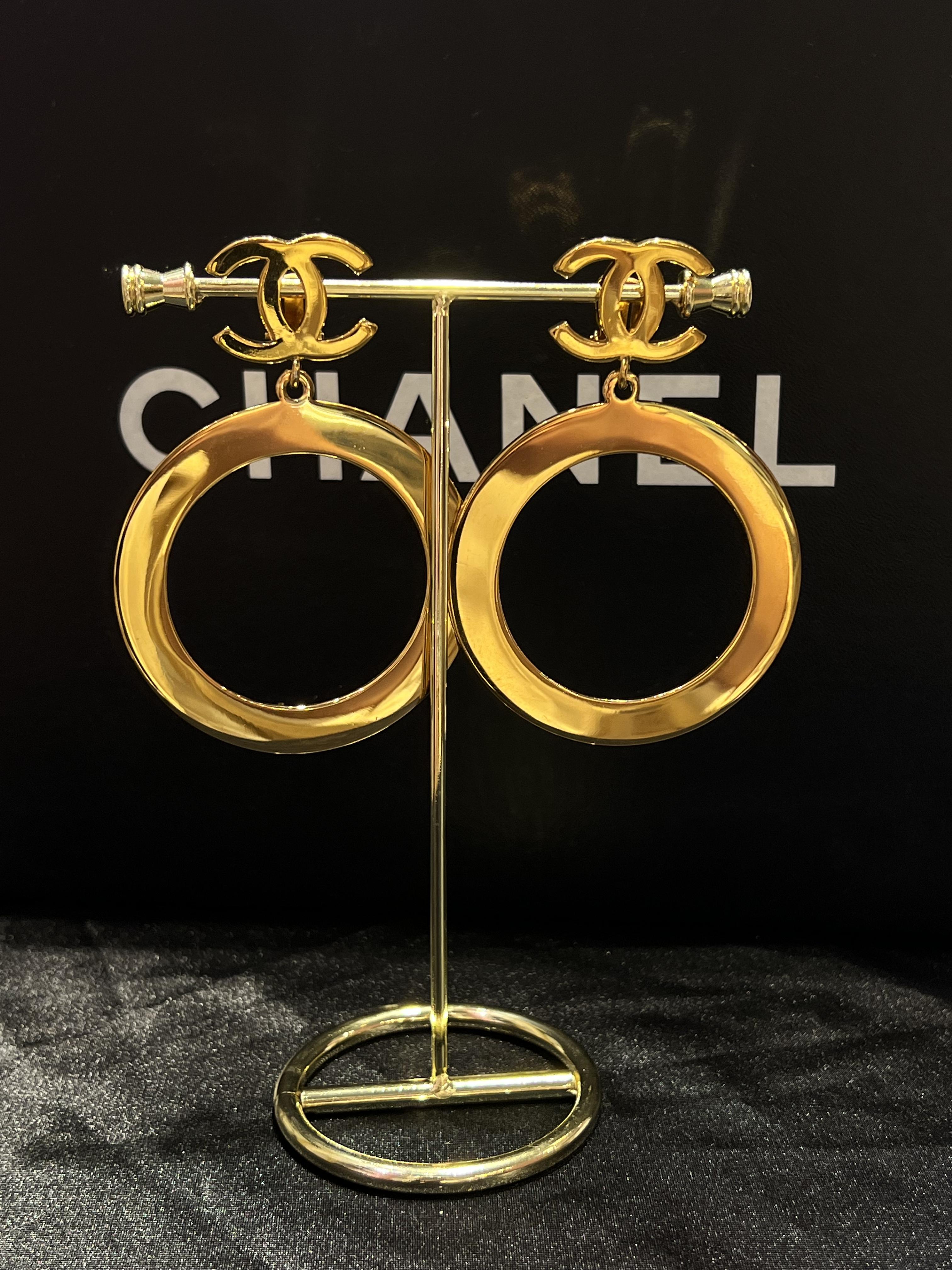 Chanel大圈圈秀款耳夾