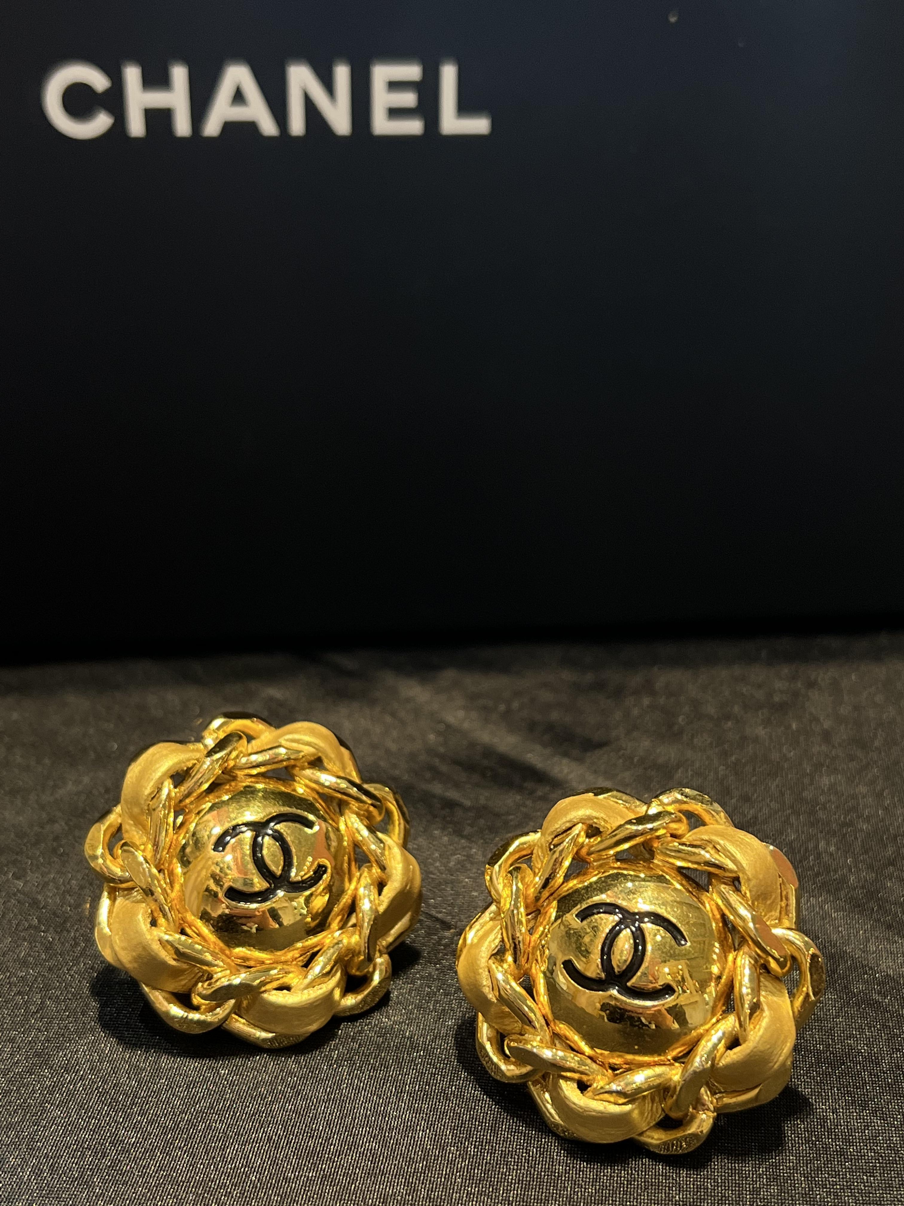 Chanel金屬皮穿花耳夾