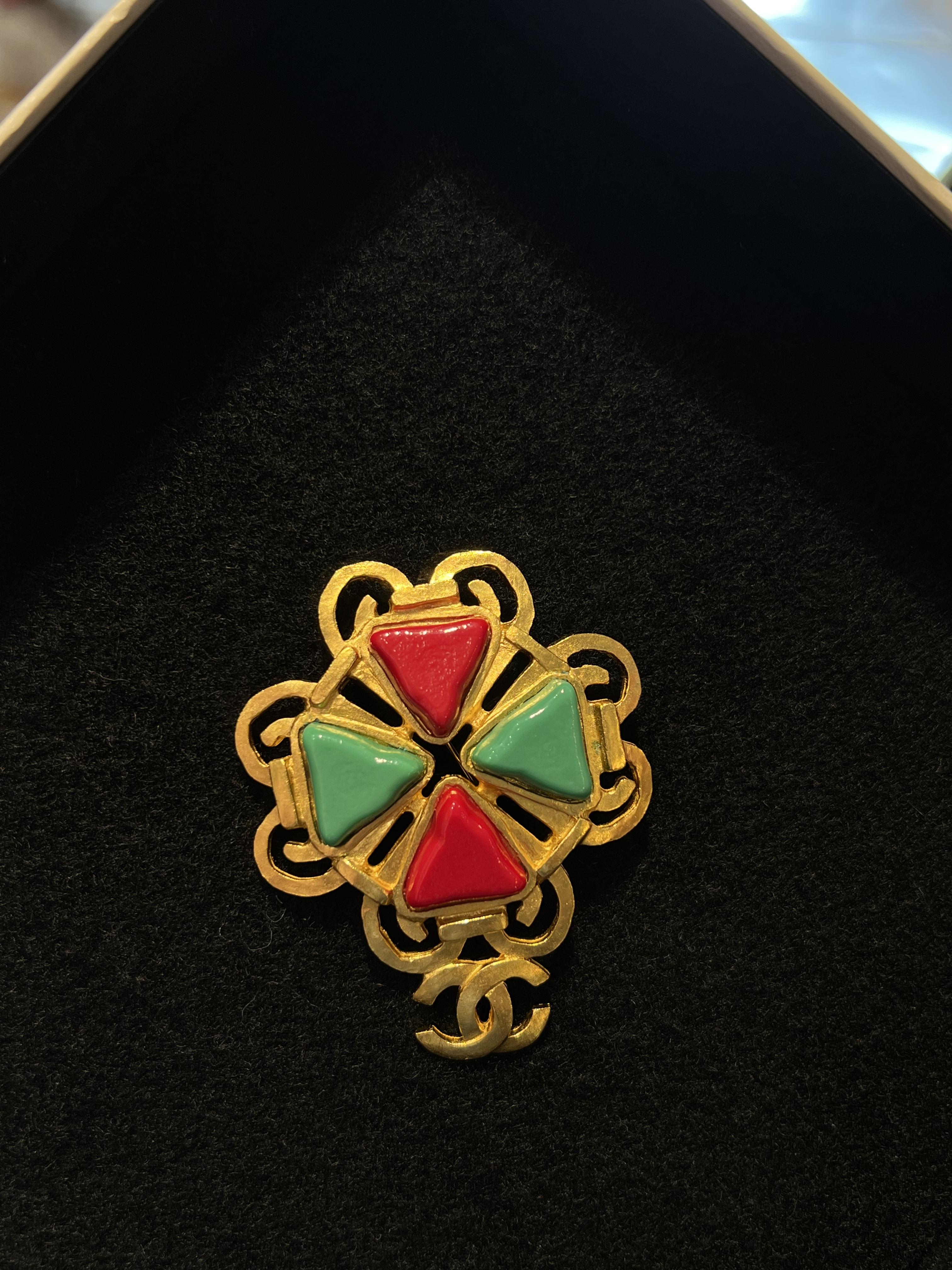 Chanel紅綠彩寶胸針