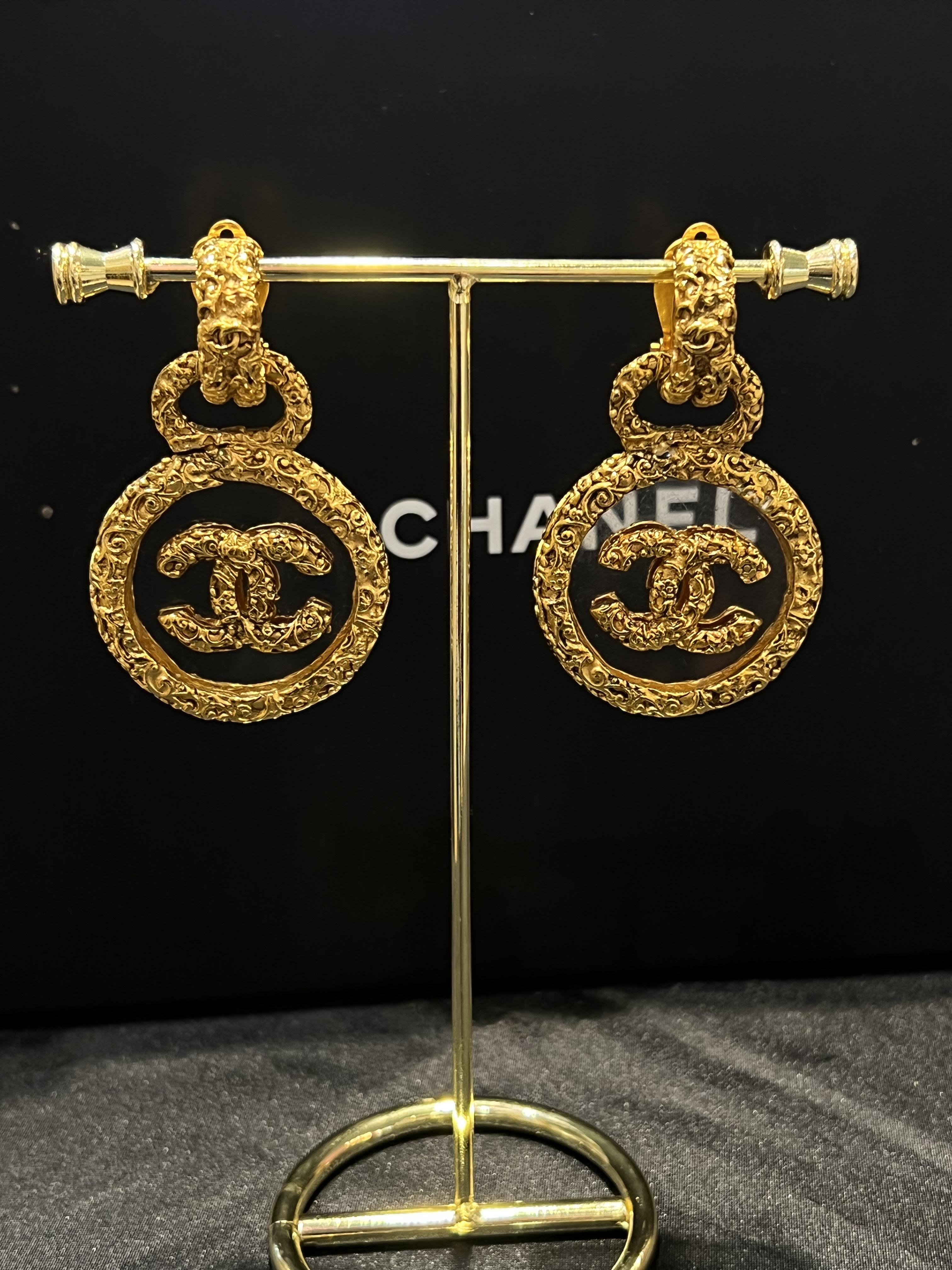 Chanel熔岩logo鏡面耳夾