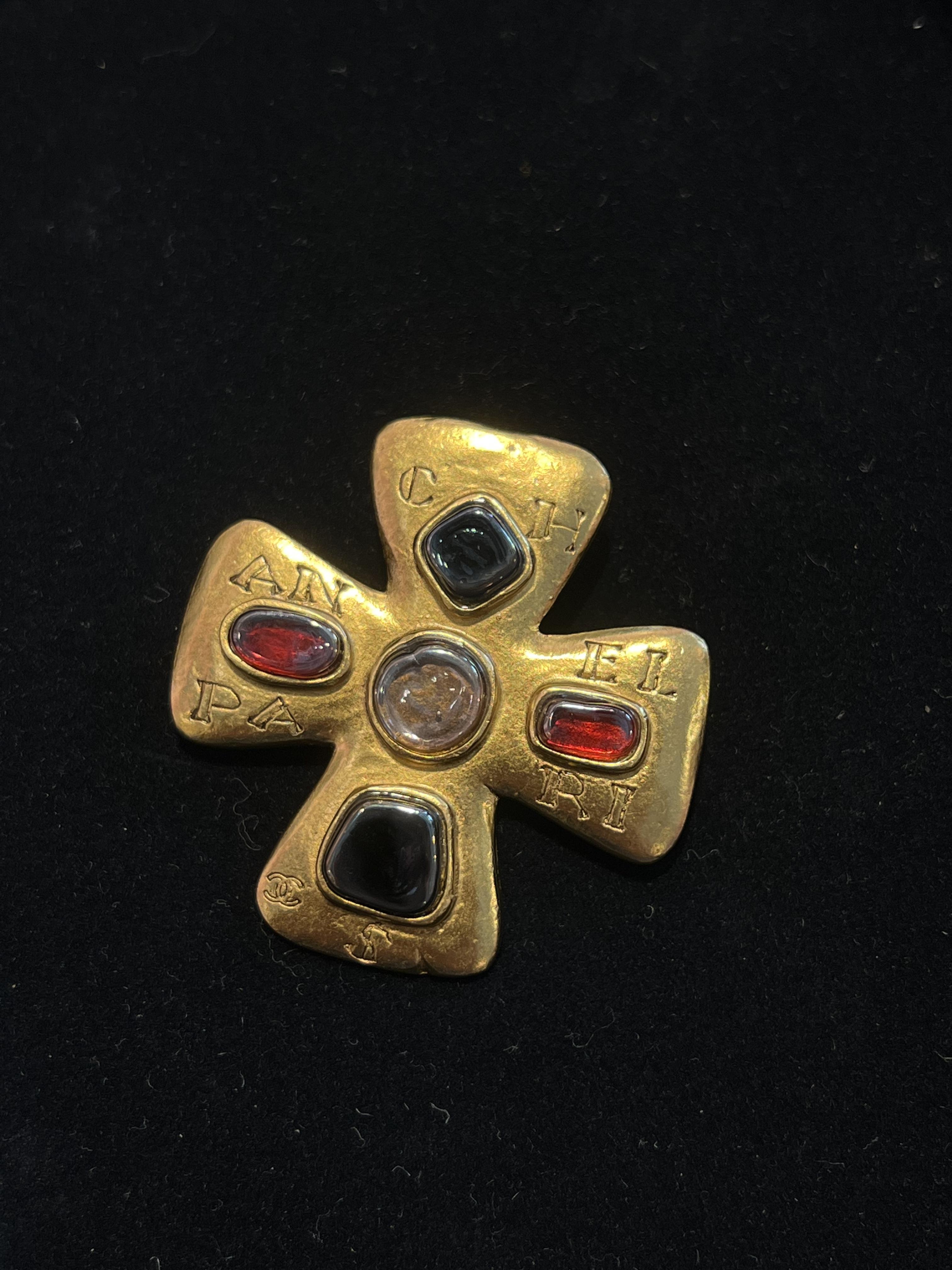 Chanel琉璃十字架胸針