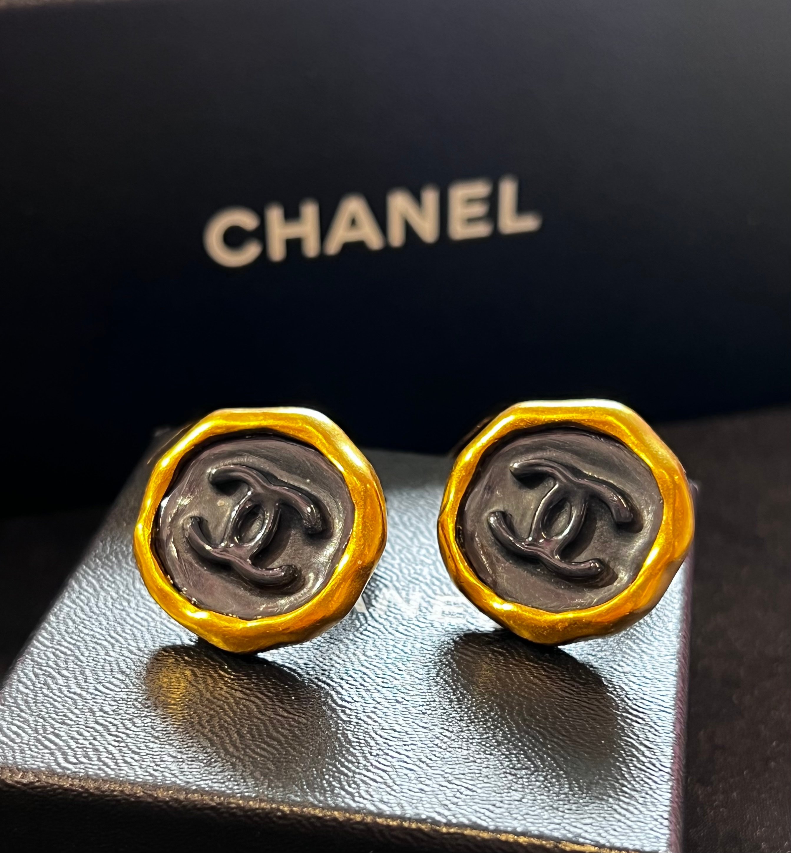 Chanel黑金封蠟耳夾