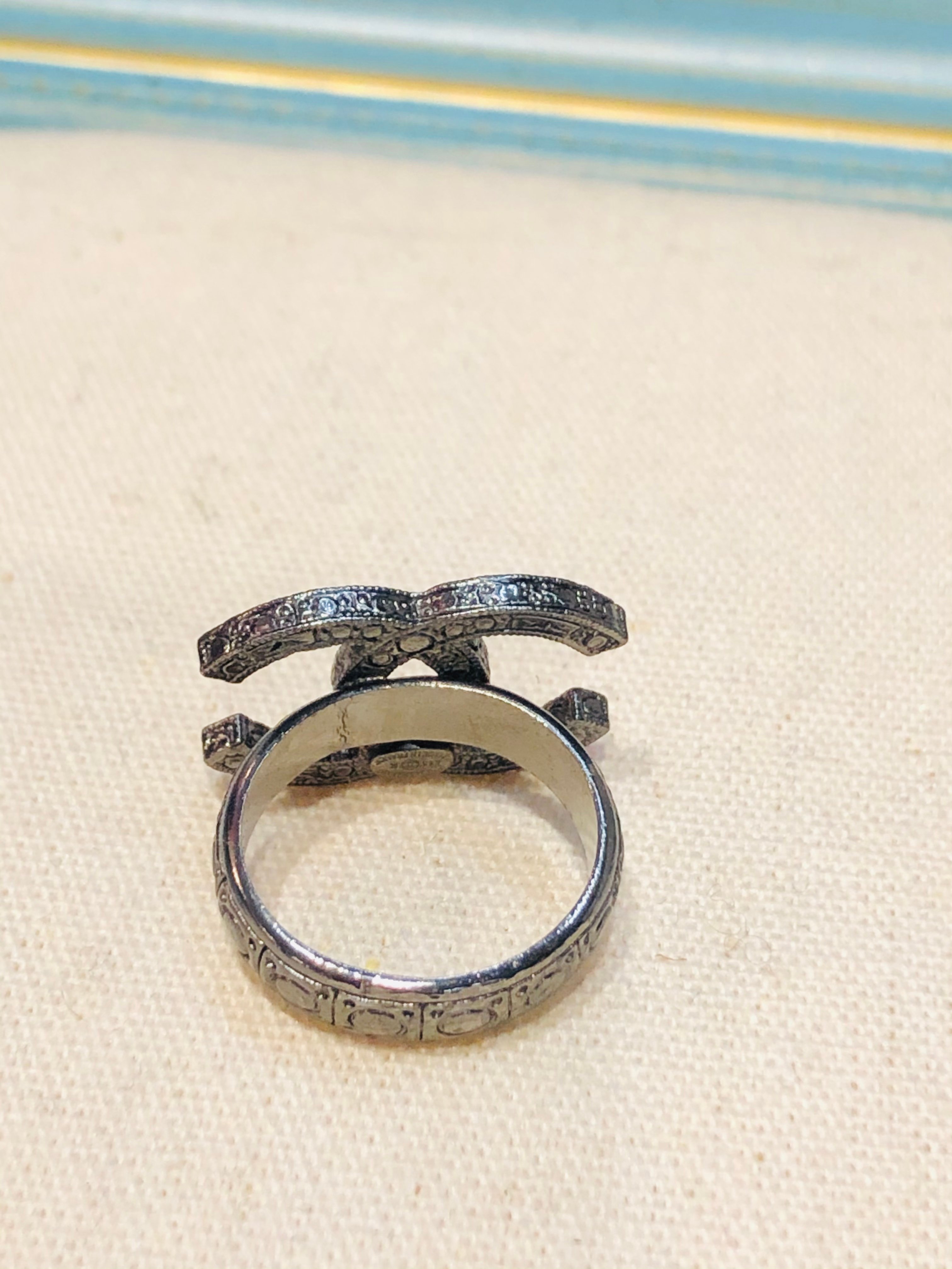 Chanel 帶鑽復古銀戒