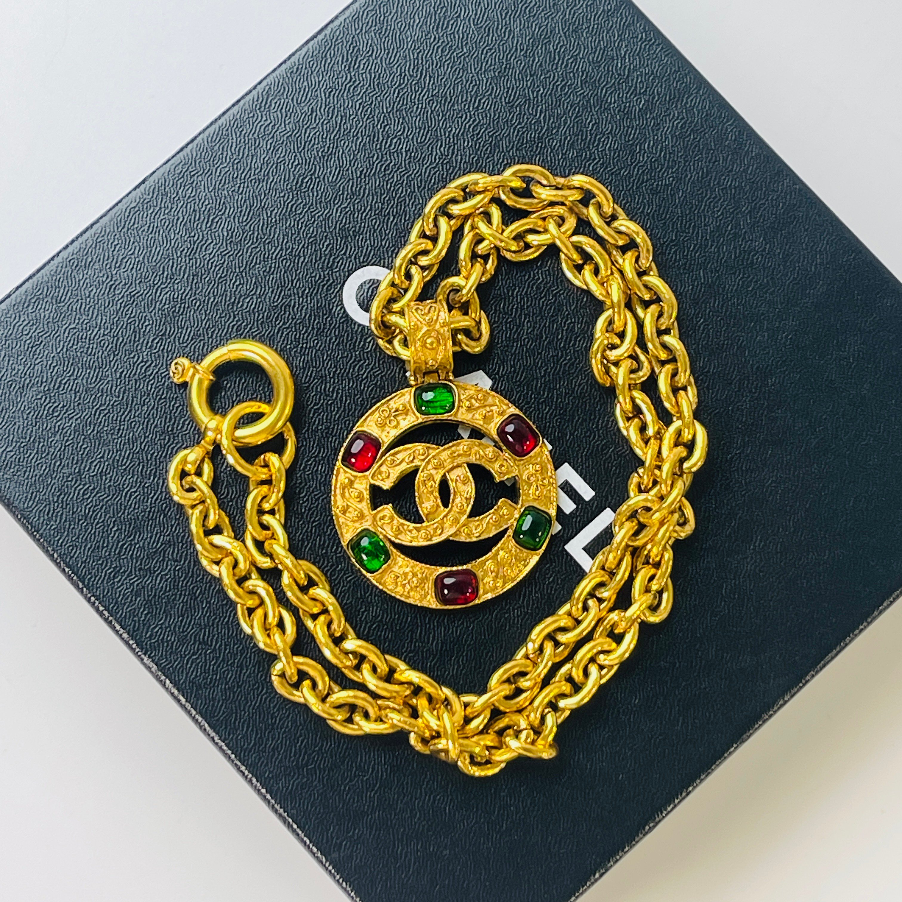 Chanel 葡萄藤琉璃圓牌長鍊