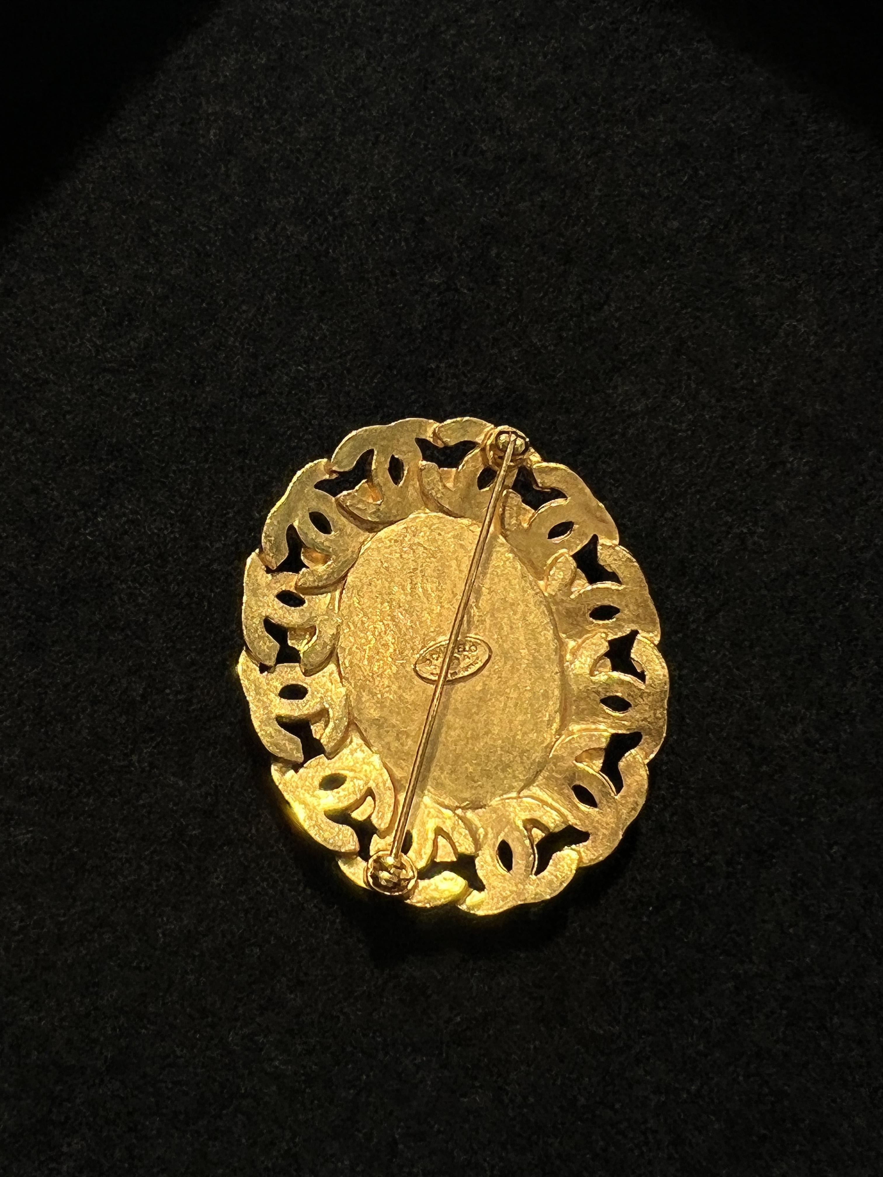 Chanel貓眼石環繞logo胸針