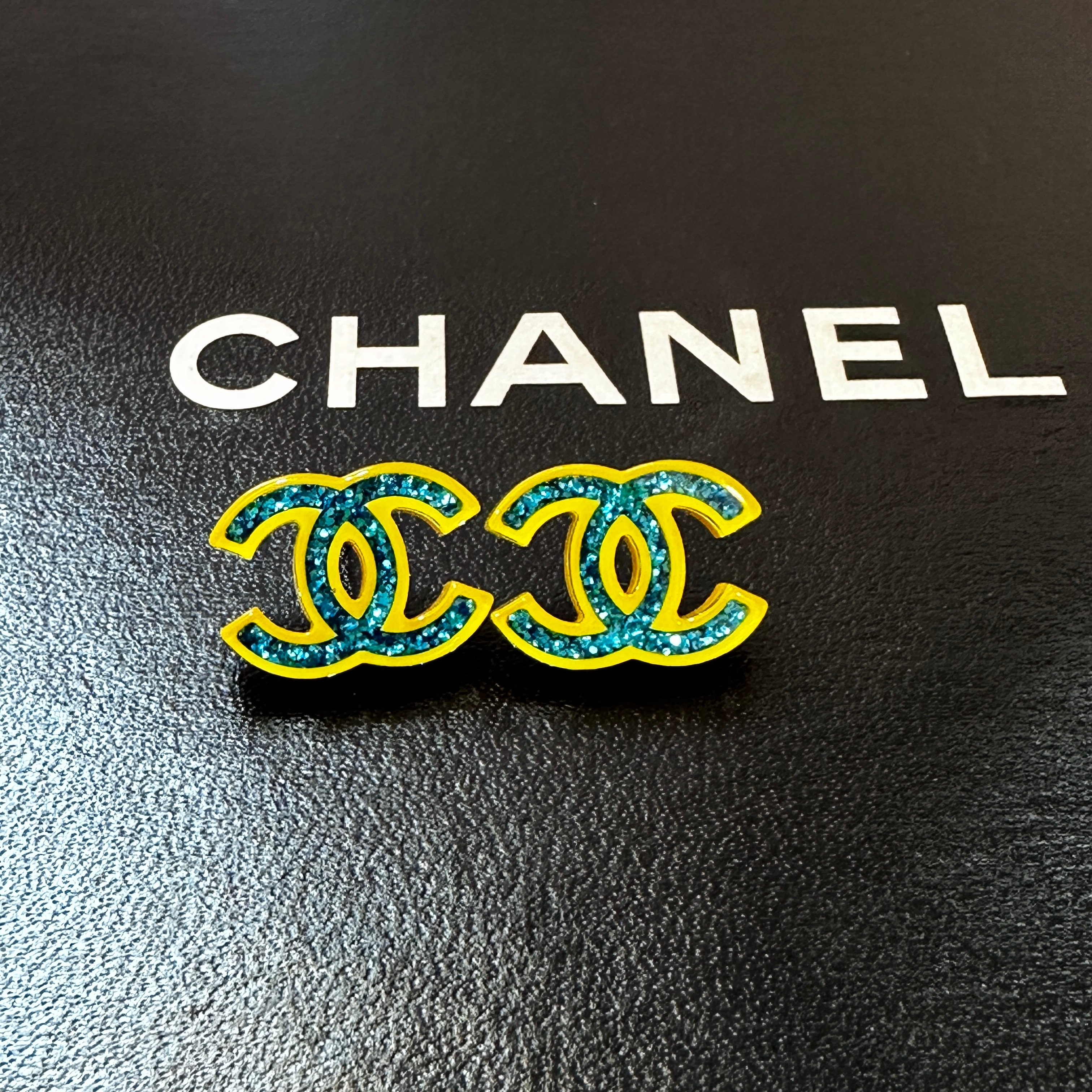 Chanel亮片藍黄耳針