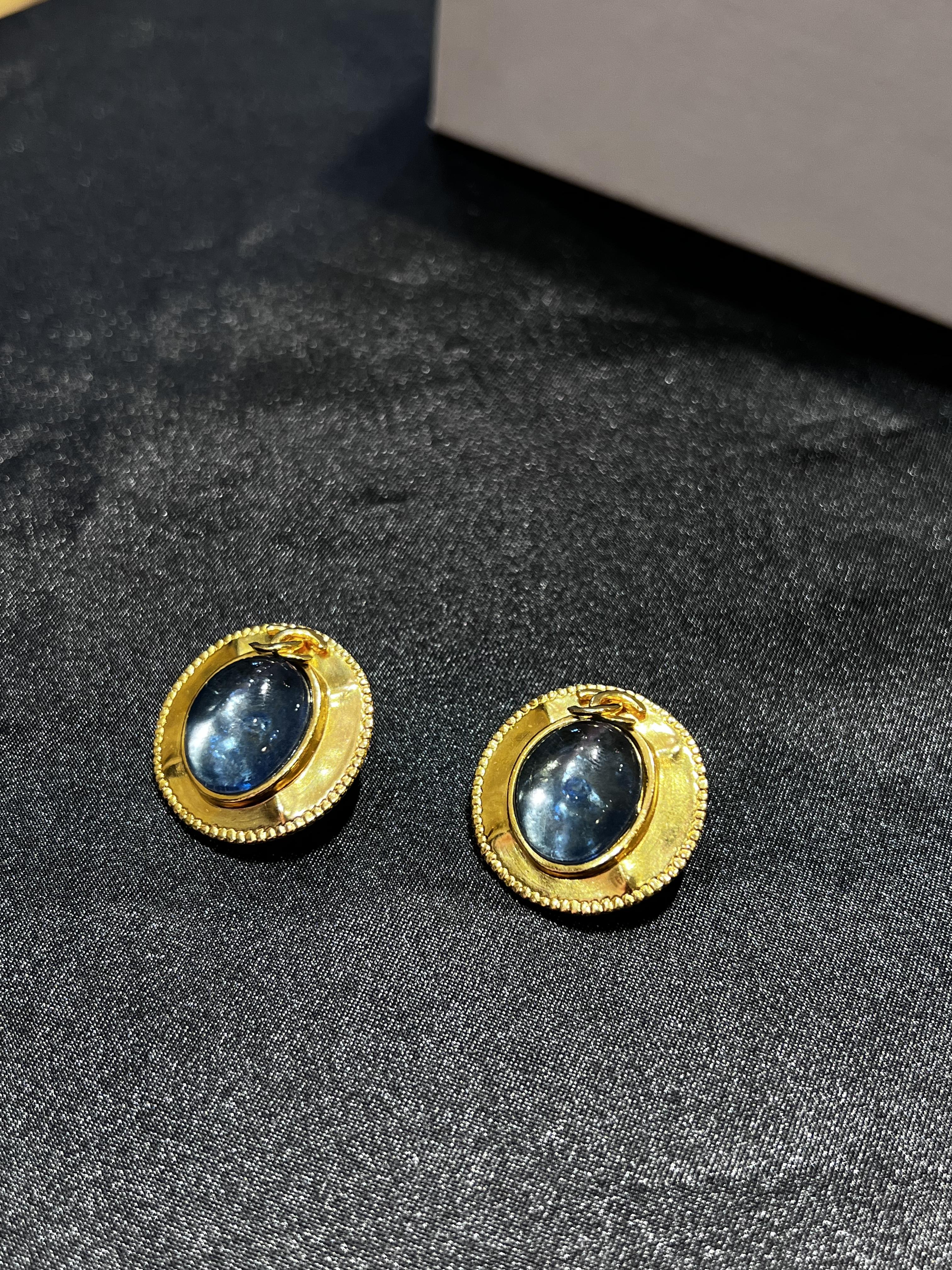 Chanel透藍琉璃圓耳夾