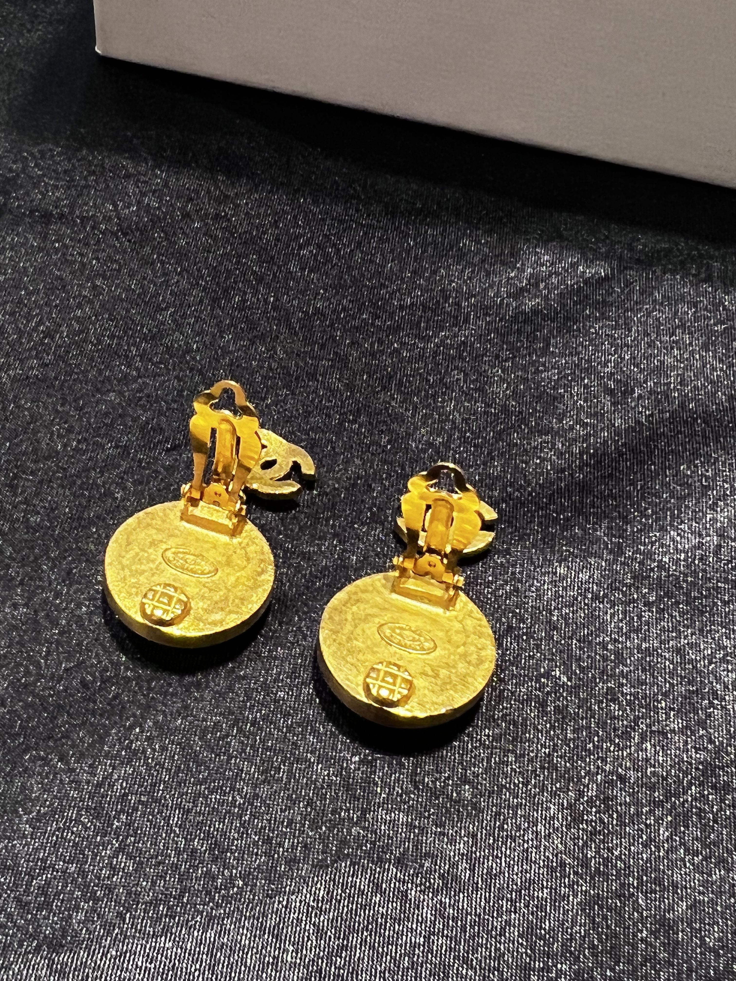 Chanel貓眼石垂墜logo耳夾