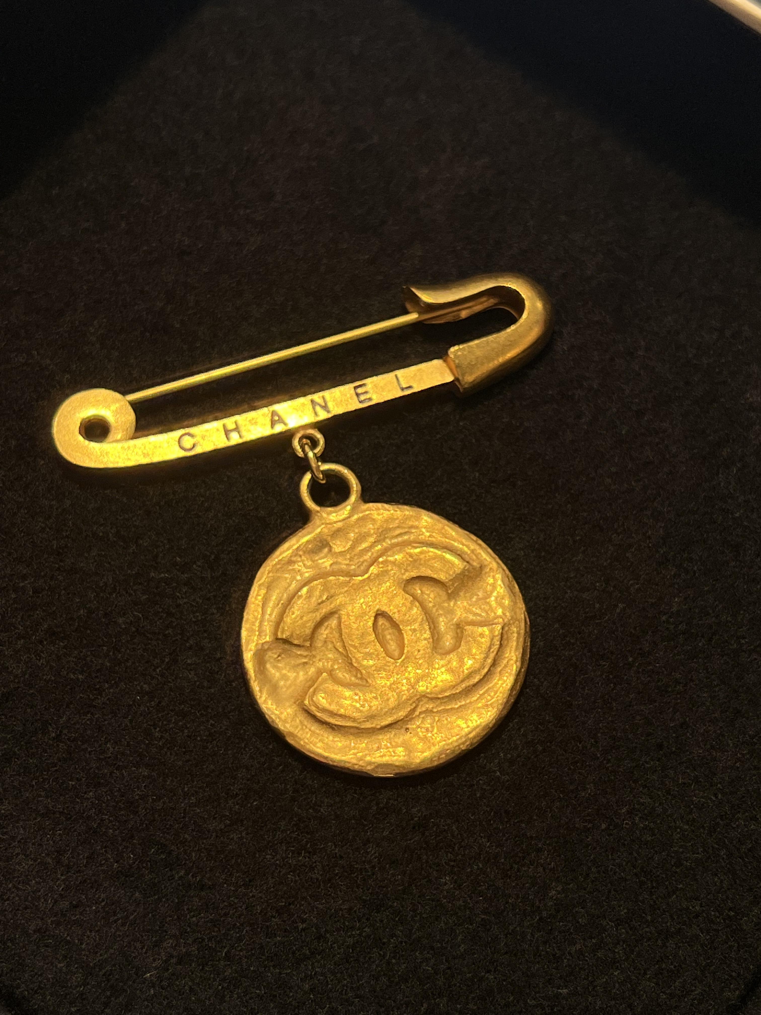 Chanel敲打金幣胸針