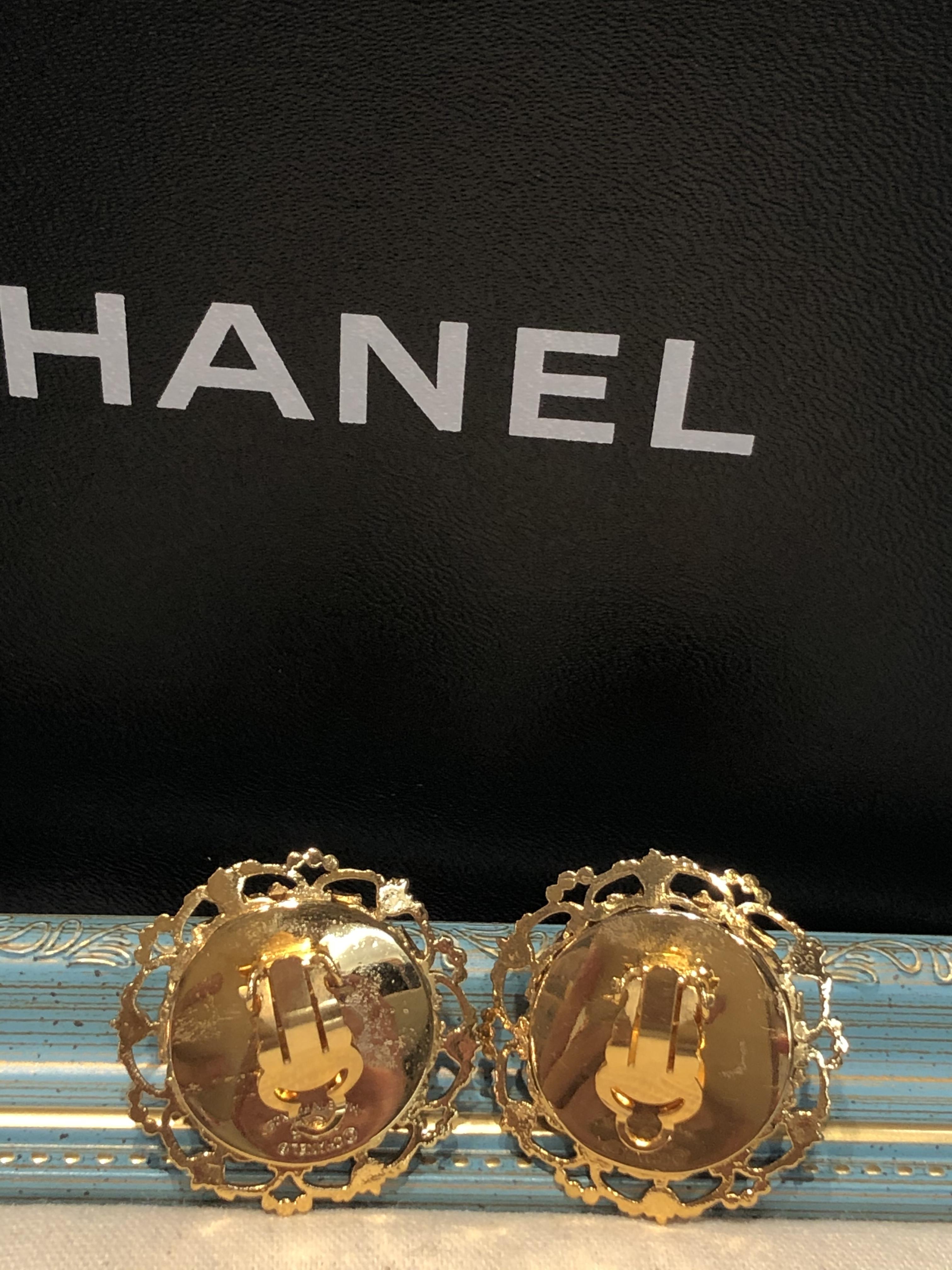 Chanel 蕾絲珍珠logo耳夾