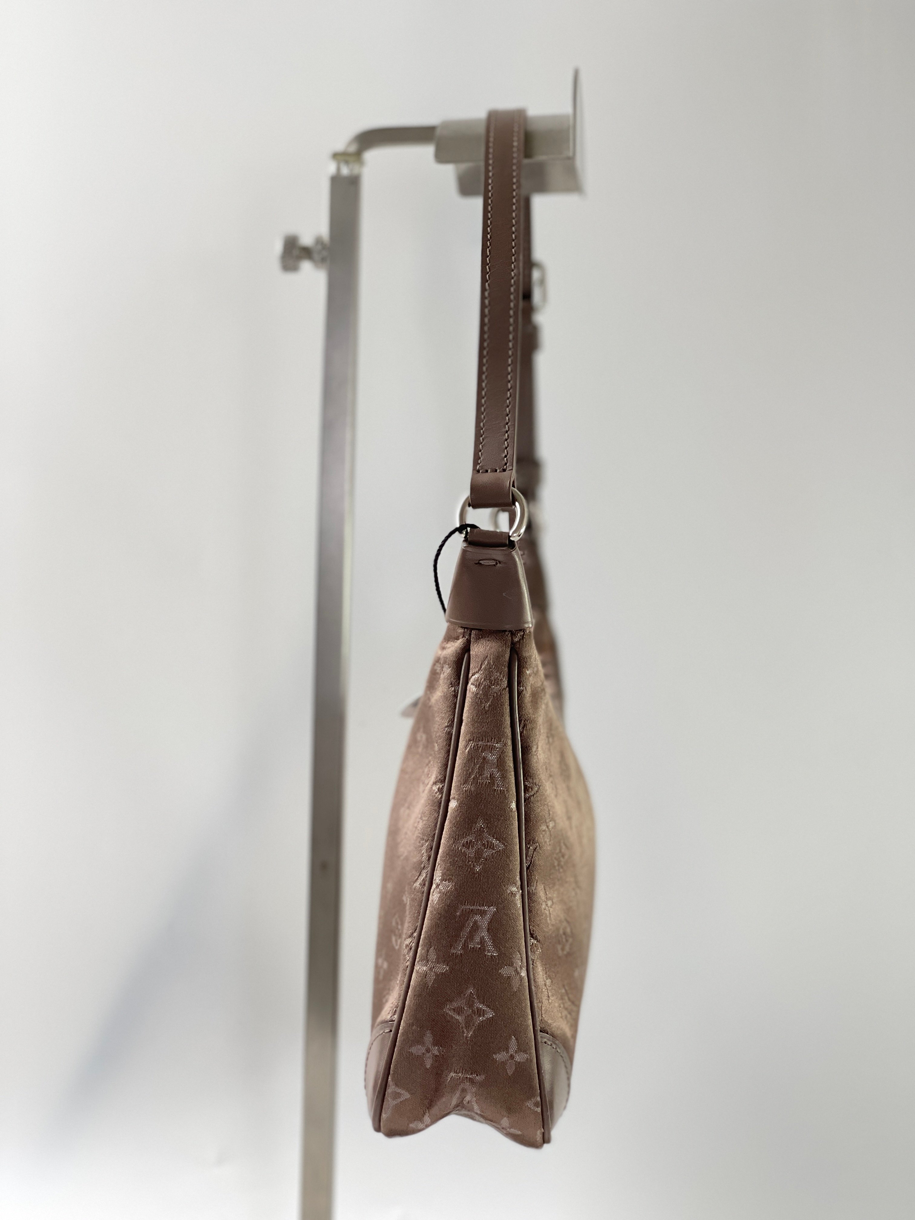 LV 奶咖緞面暗紋hobo