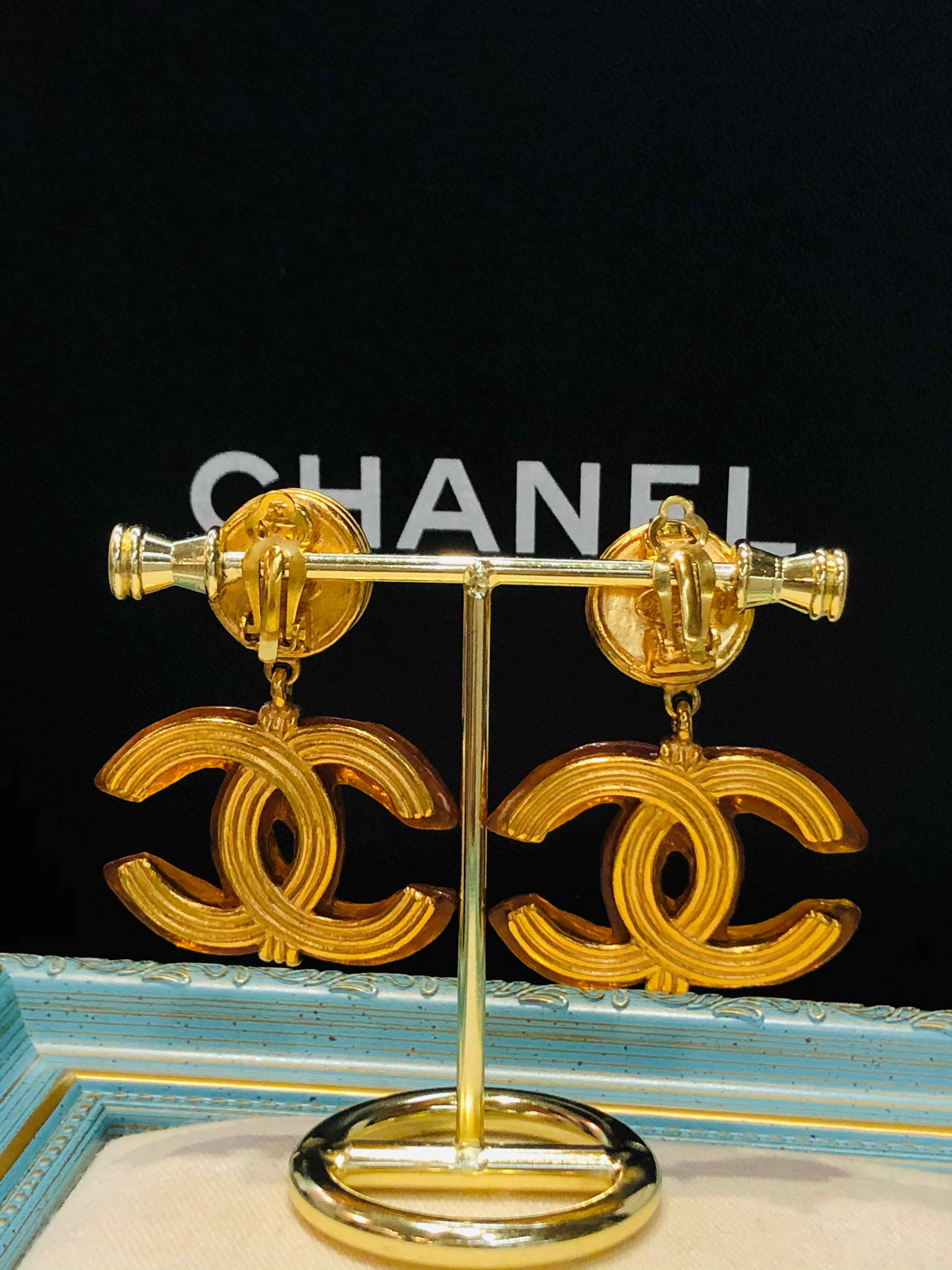 Chanel 樹脂垂墜雙C耳夾