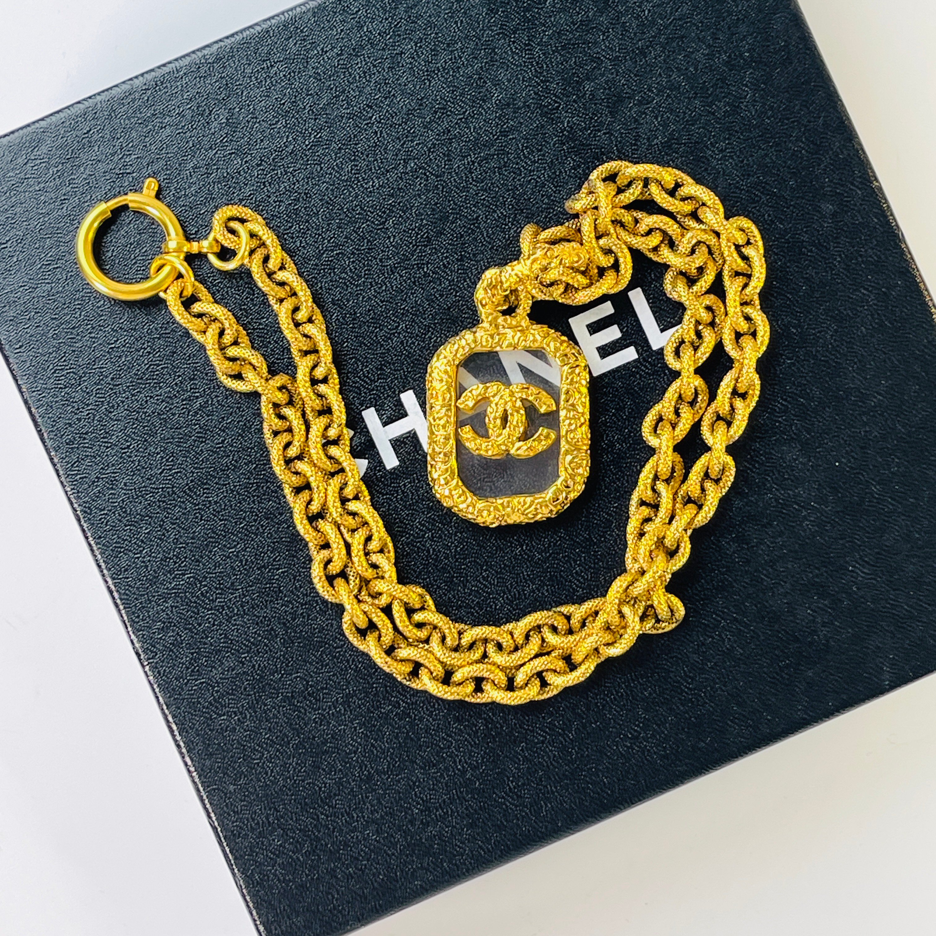 Chanel 熔岩鏡面墜飾項鍊