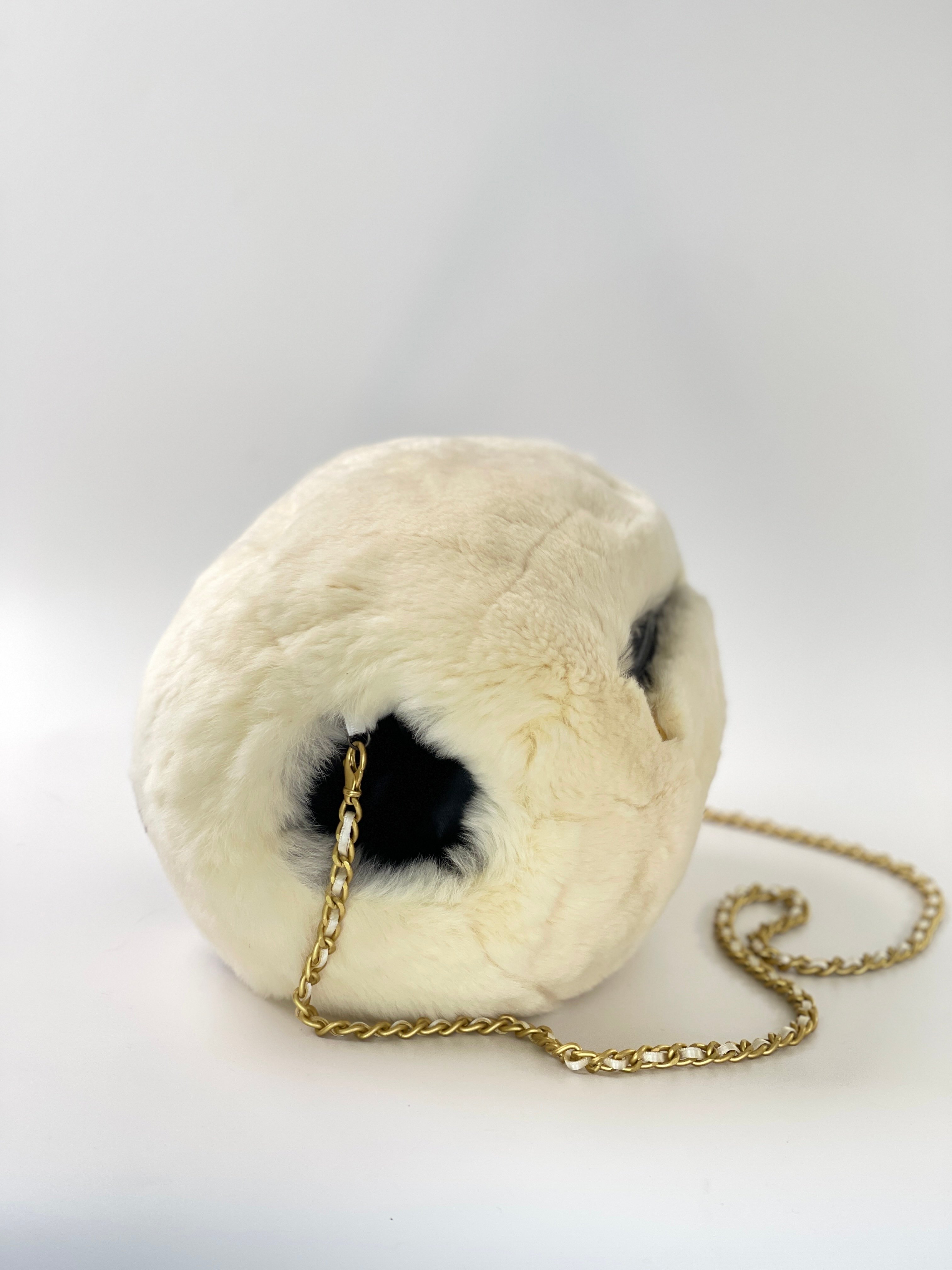 Chanel 兔毛暖手包