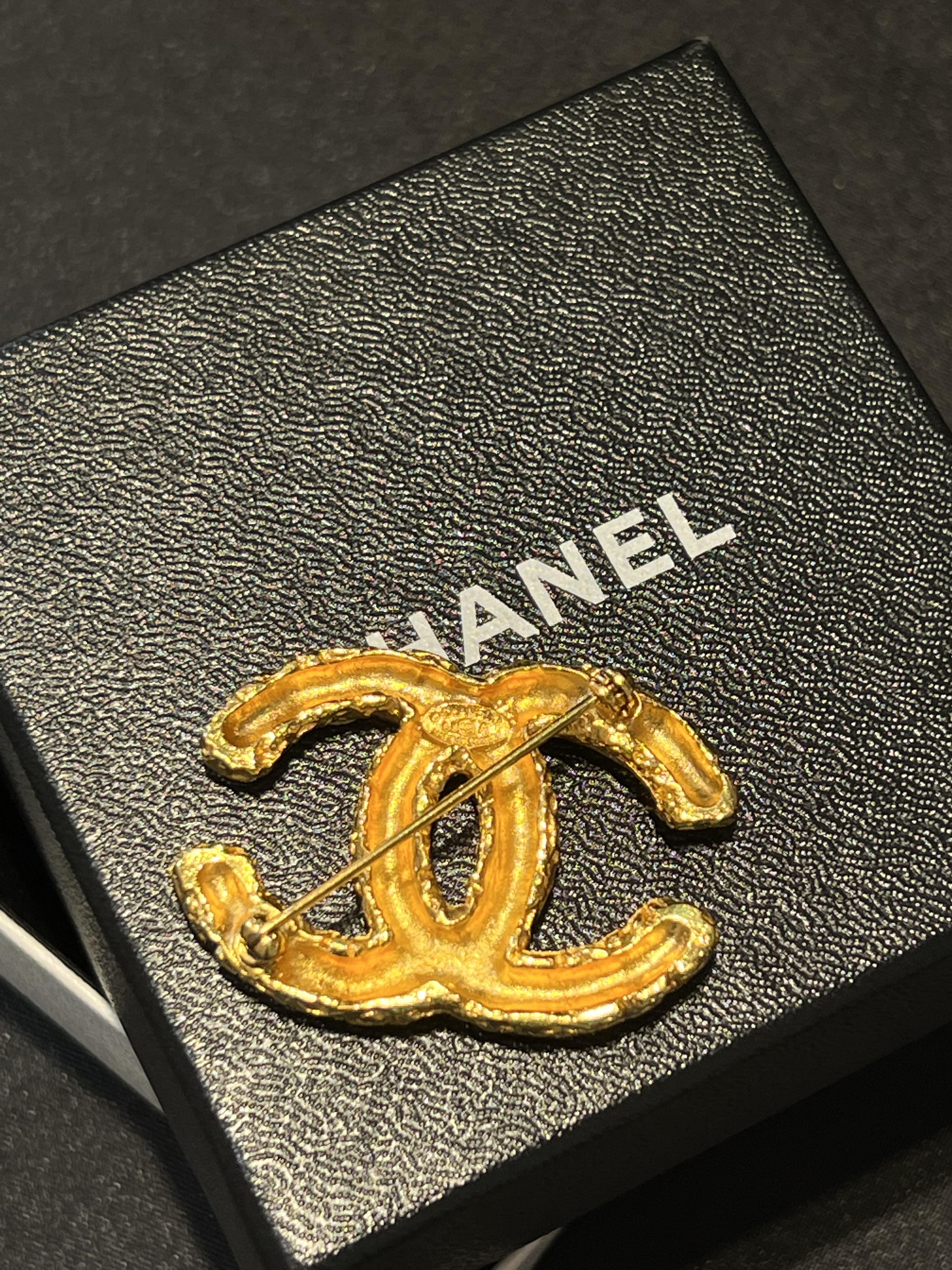 Chanel小熔岩胸針