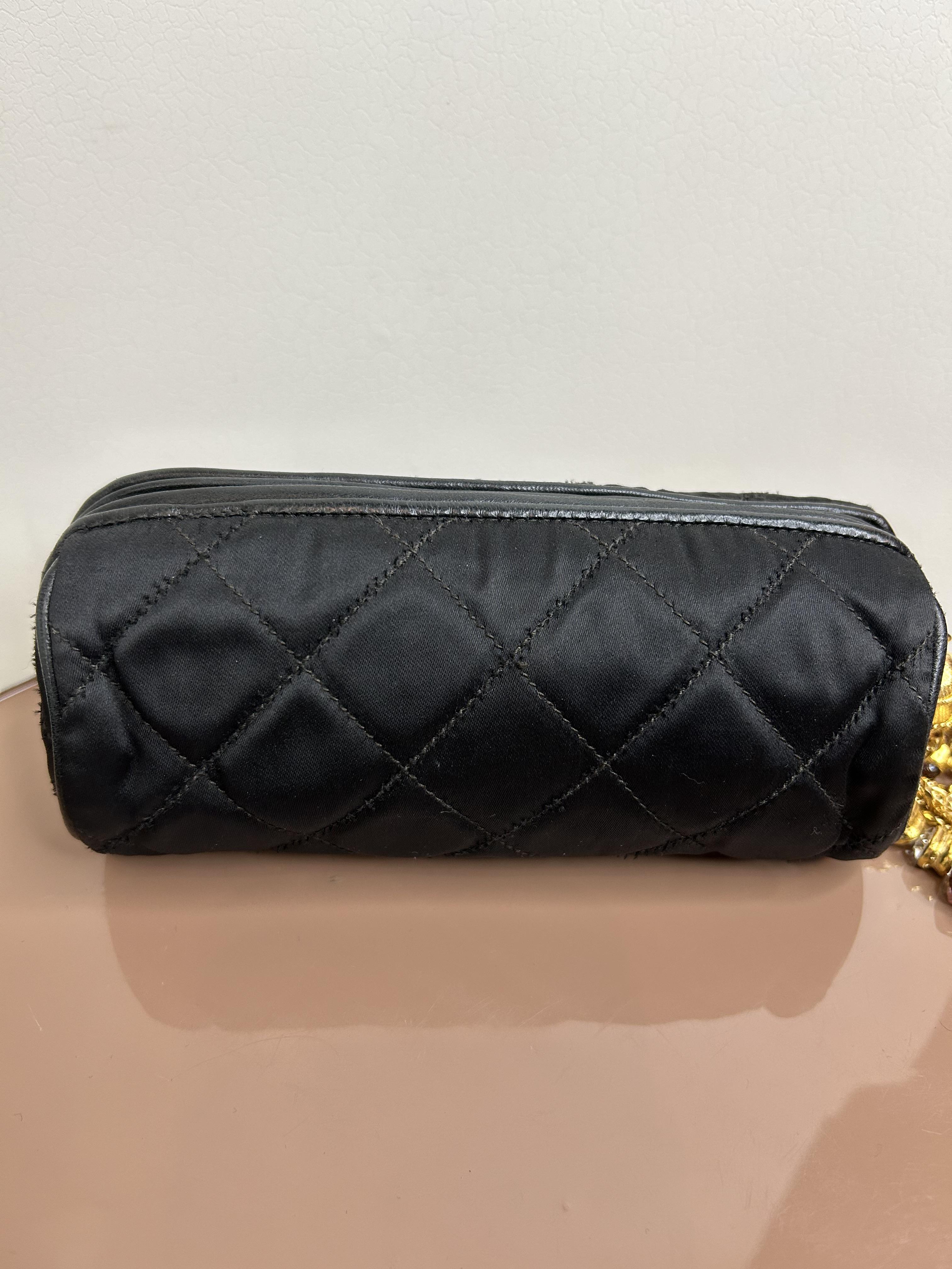 Chanel 彩寶緞面手拿包