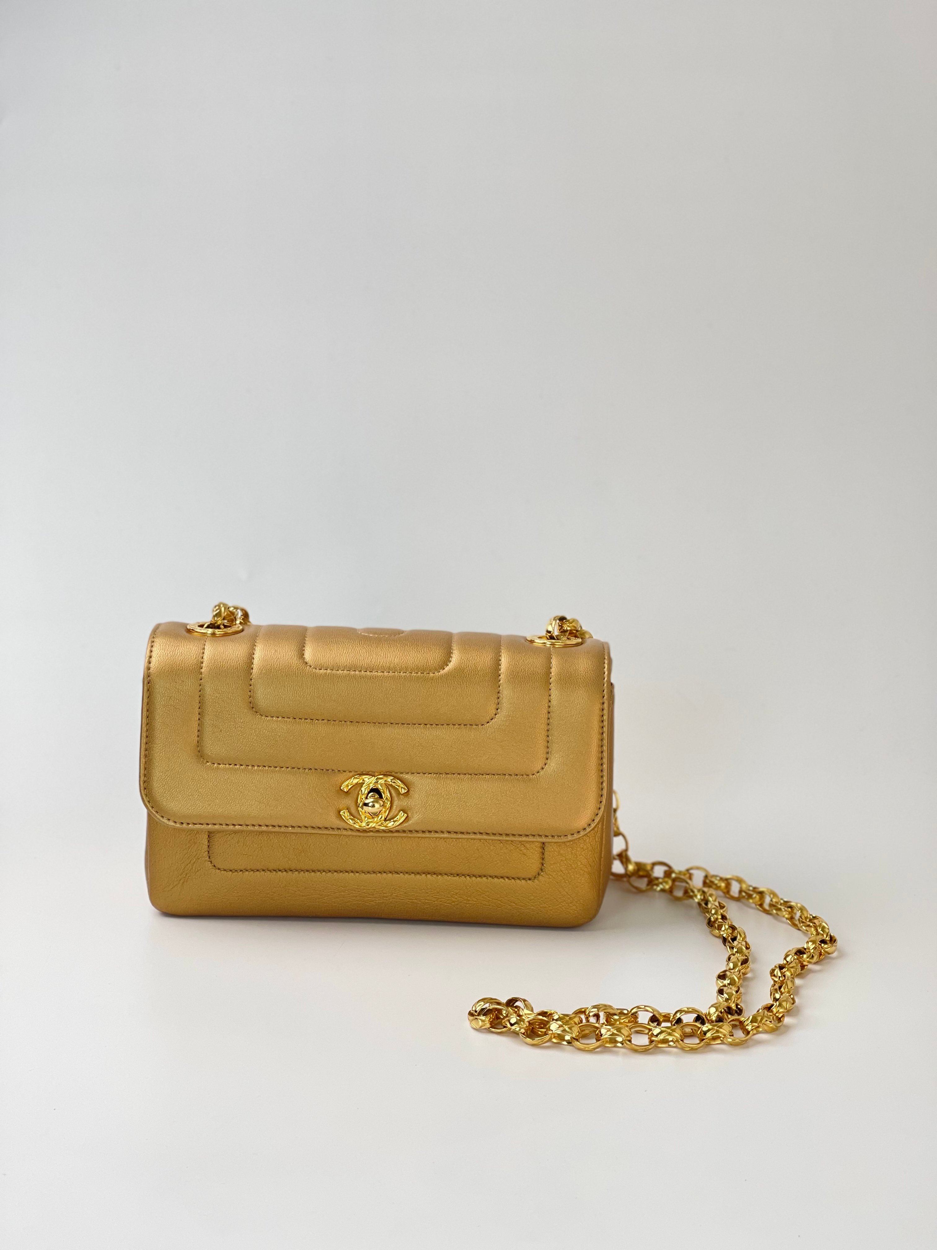 Chanel 雕花鍊金屬掀蓋包