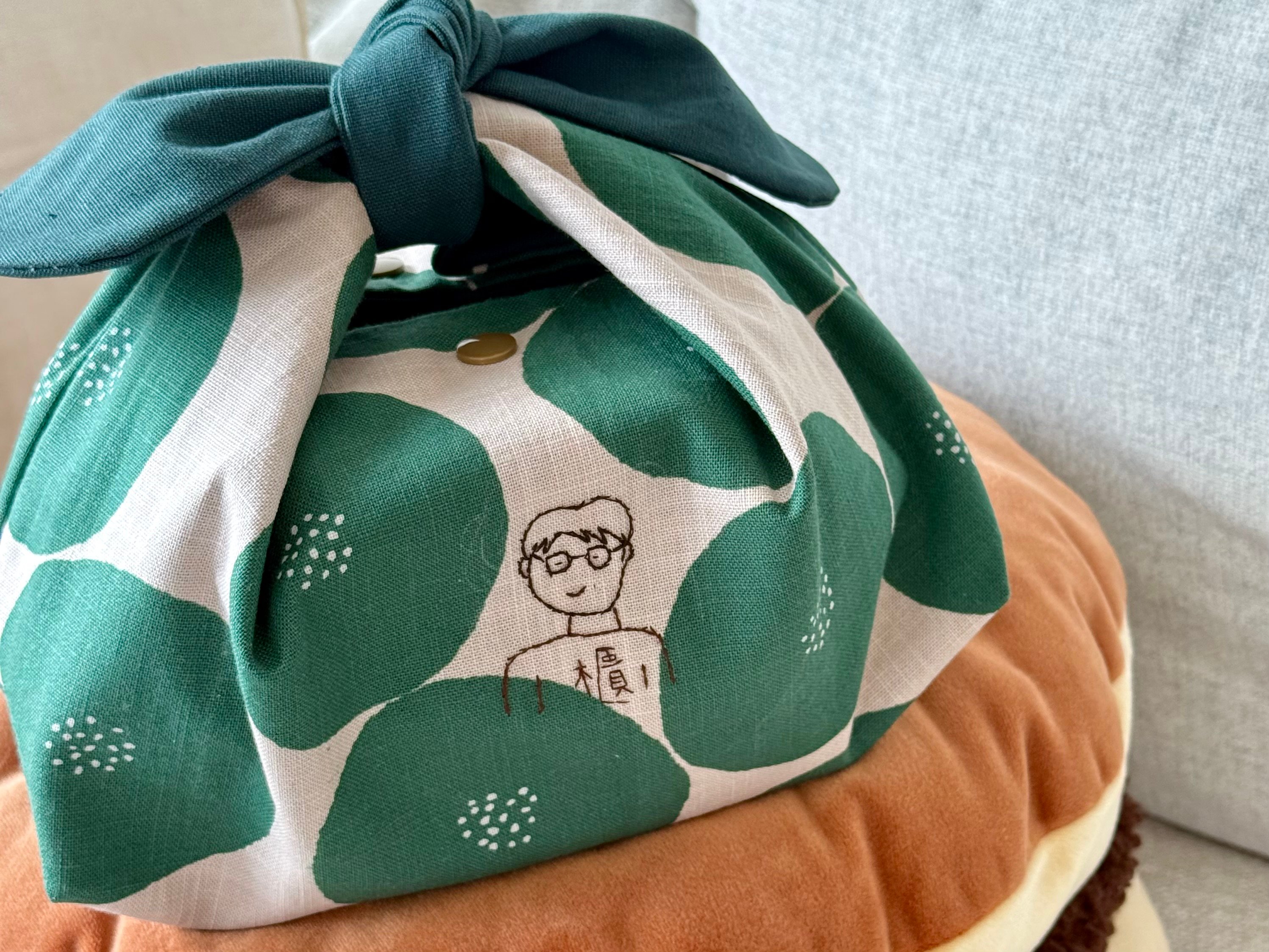 刺繡與生活布作課：似顏繪兔耳便當袋