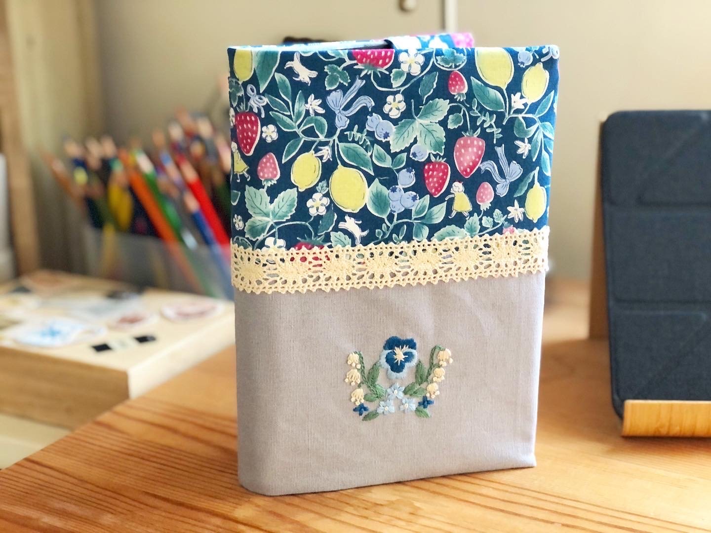 刺繡與生活布作課：春日小花刺繡書衣