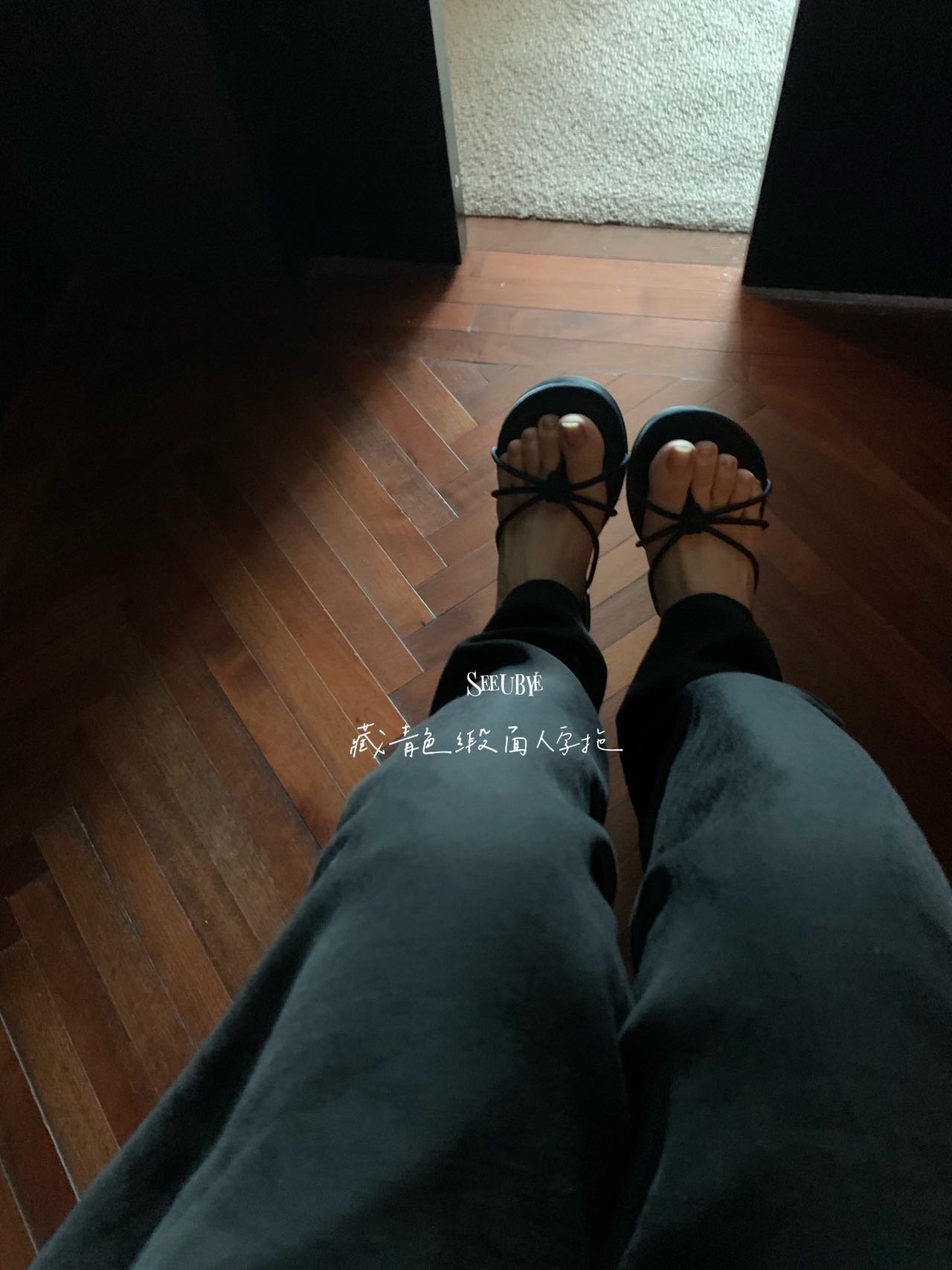 一雙小眾的藏青緞面夾腳拖
