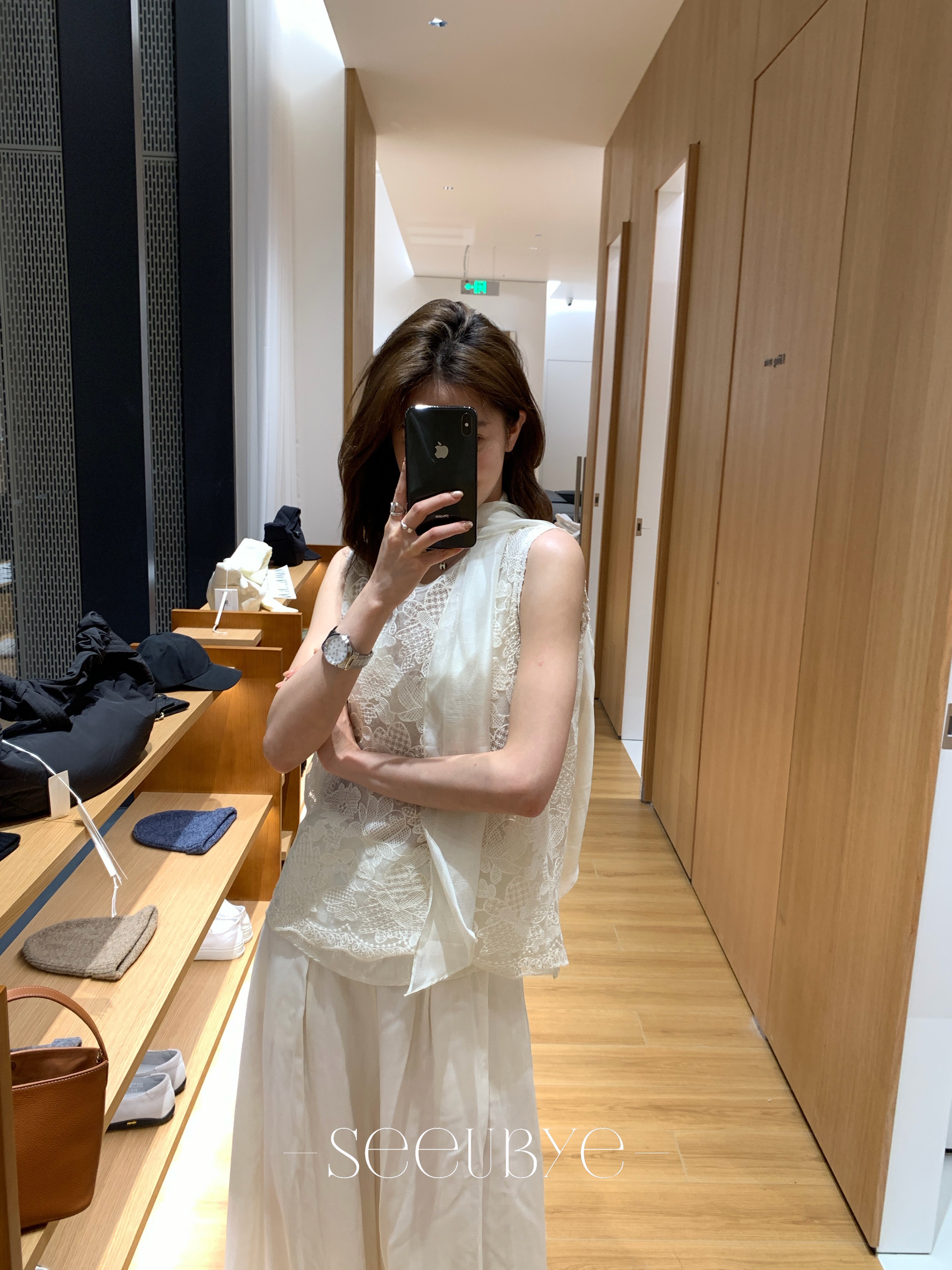 一件溫柔蕾絲小衫（買就送絲巾飄帶）不透的