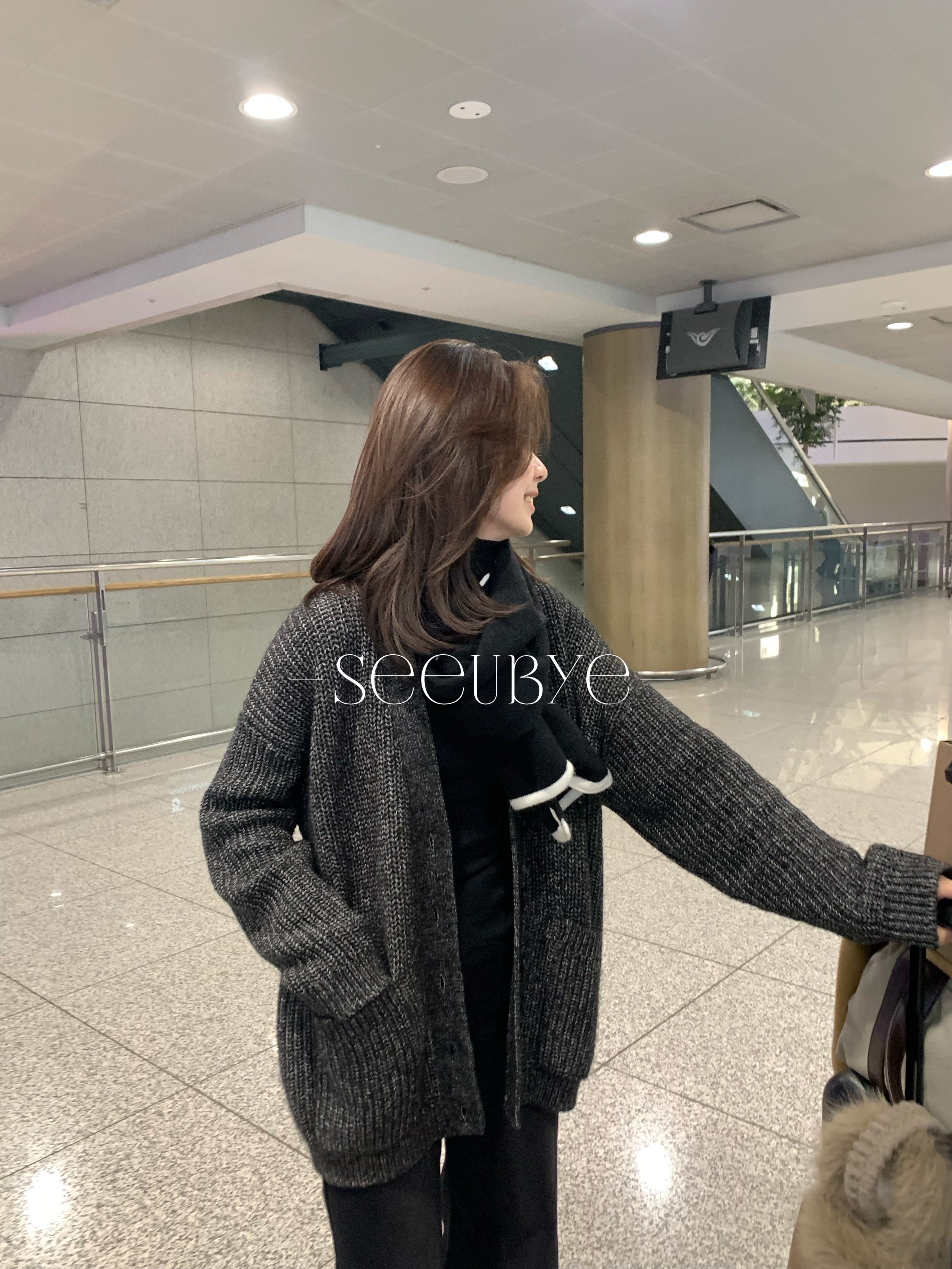 老錢v領深灰毛衣外套 很重工一件