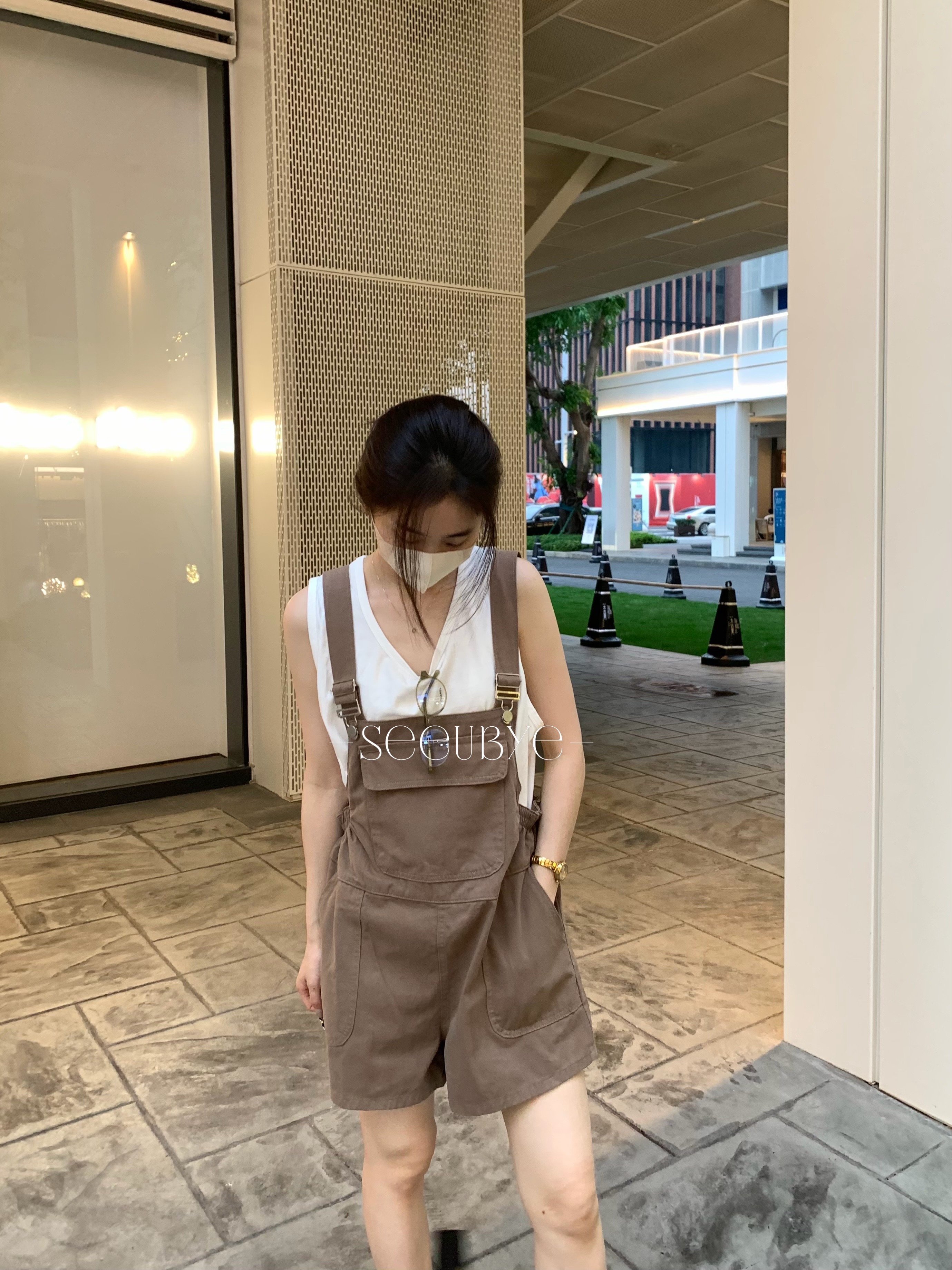 一條不挑人的軟牛仔背帶短褲