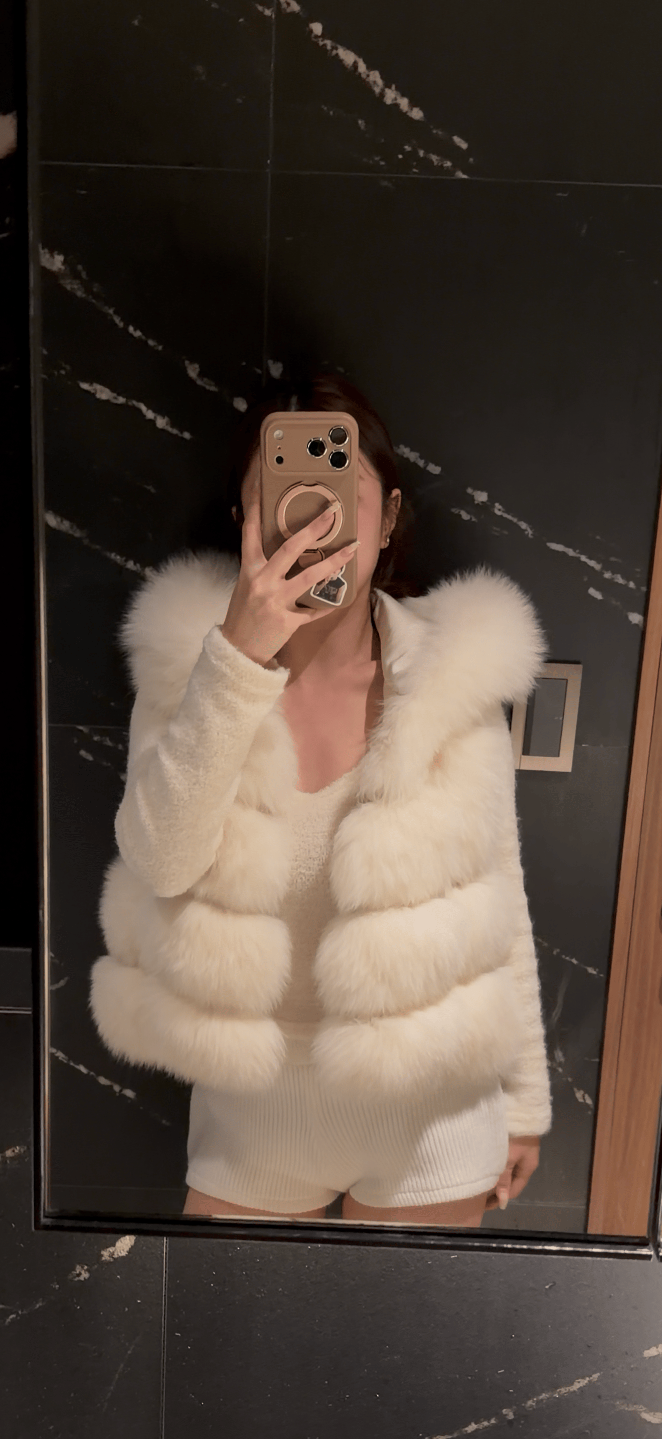 A100 今年第一件皮草背心！狐狸背毛高級又時髦！誰能拒絕