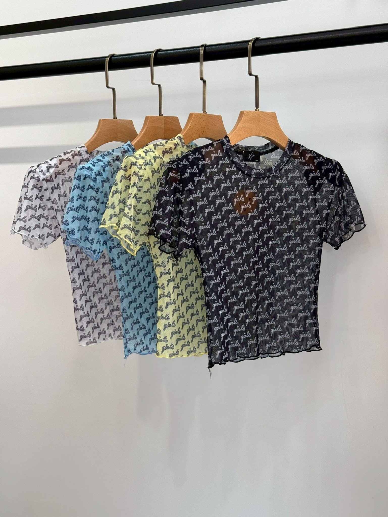 透膚英字短上衣