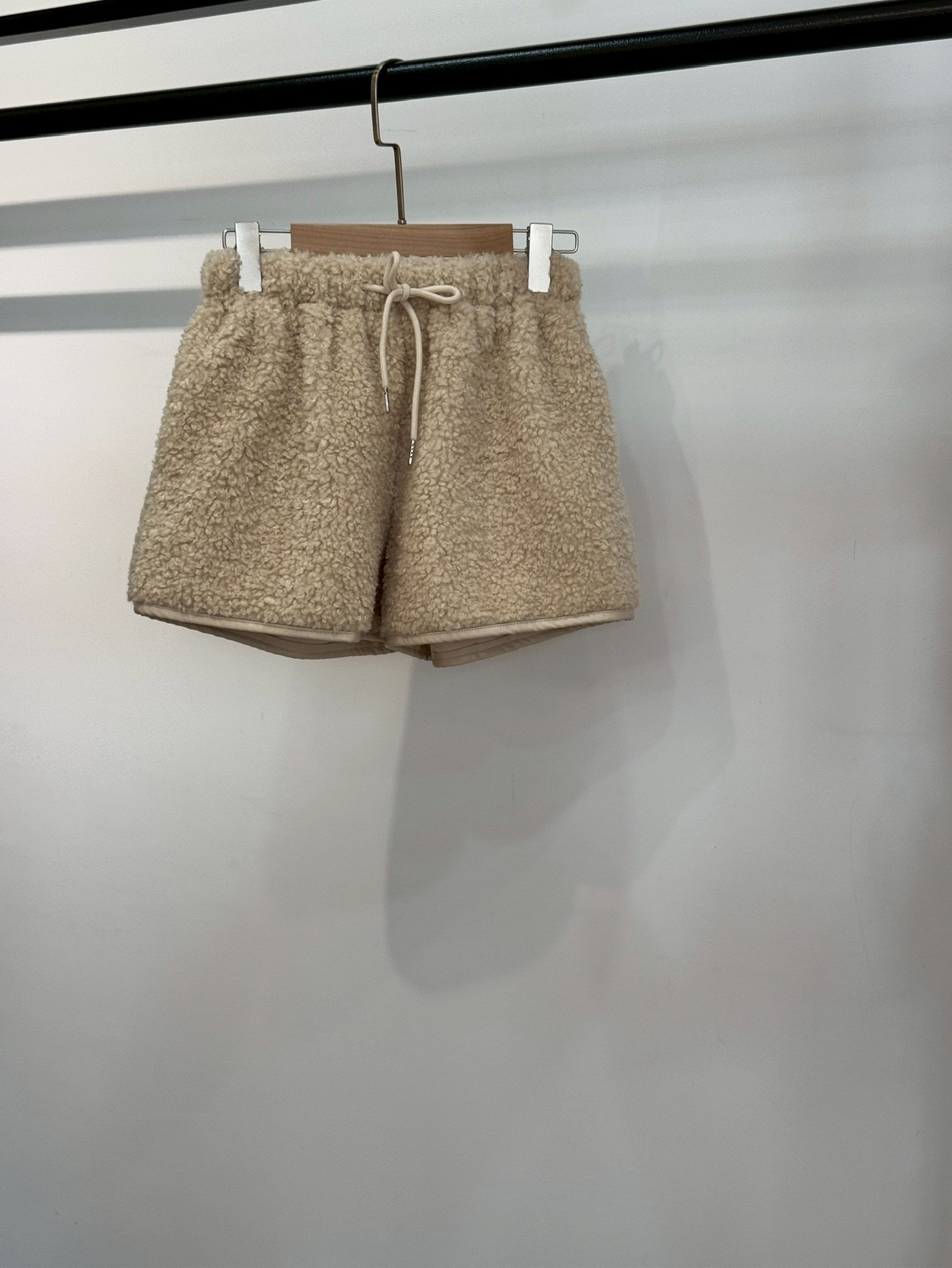 毛絨短褲