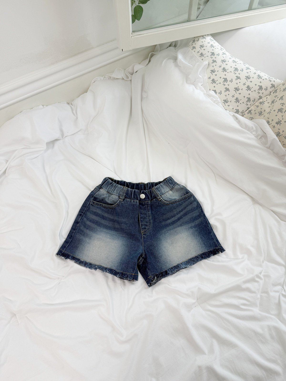 032405抽鬚牛仔短褲(兩色)