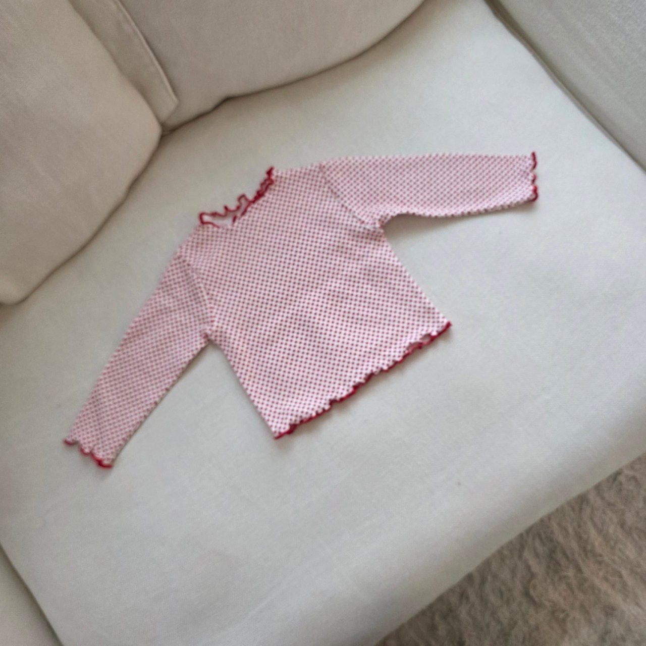 11209紅點點捲邊上衣