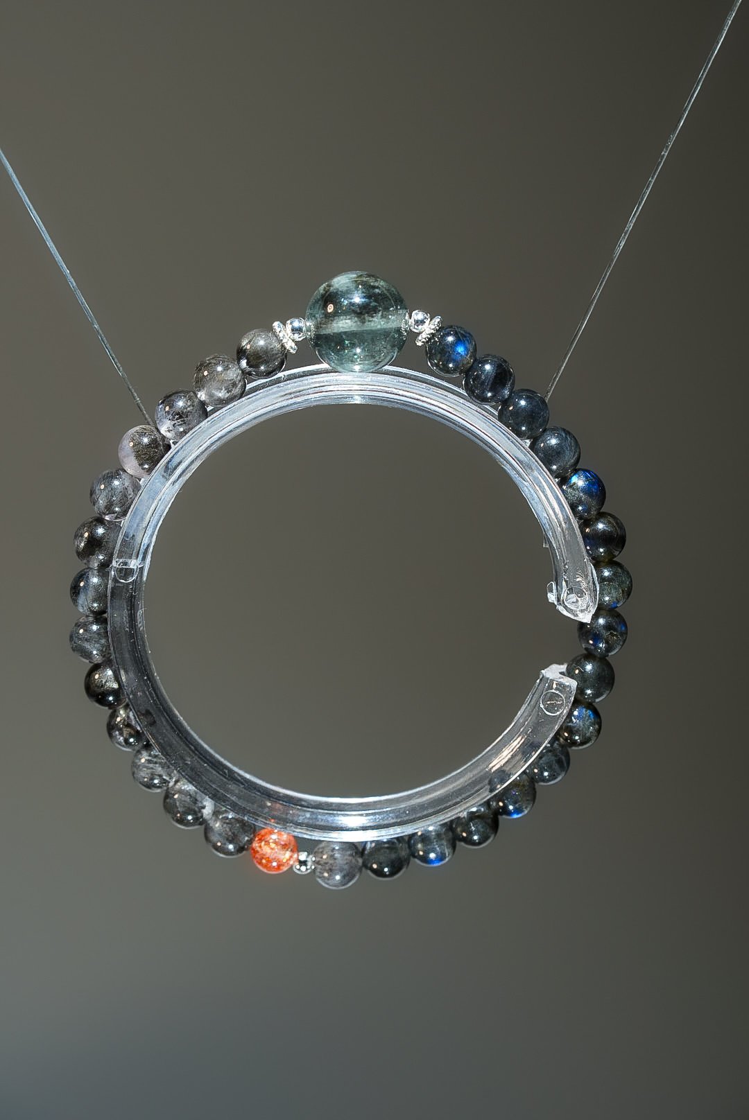 【暗夜覺醒．能量突圍】 Rosa.G 星空魔鬼海藍寶 x 黑羽毛極光 x 黑拉長石 x 金太陽石設計手鍊