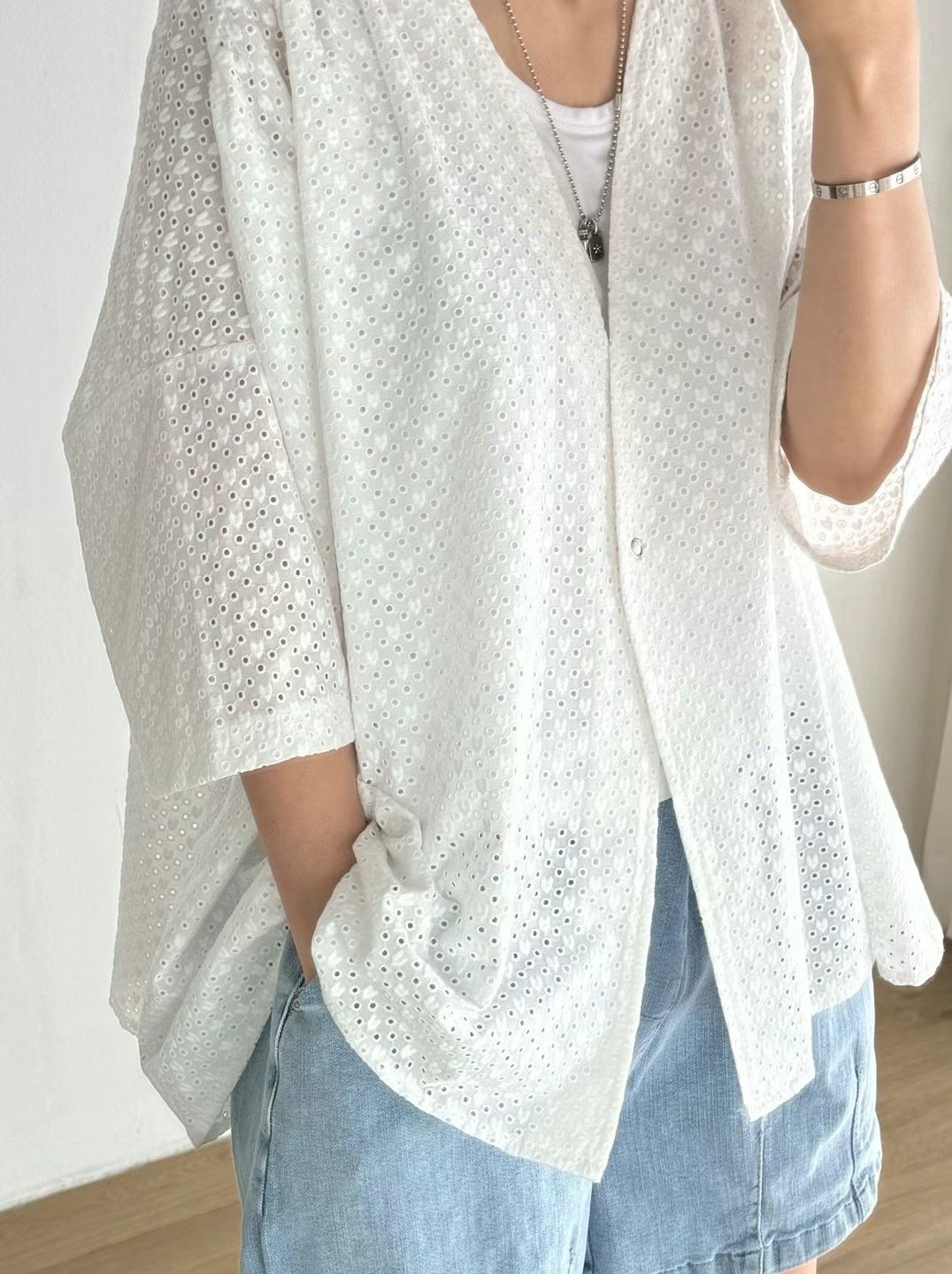 V領單釦鏤空衫 Mi51502