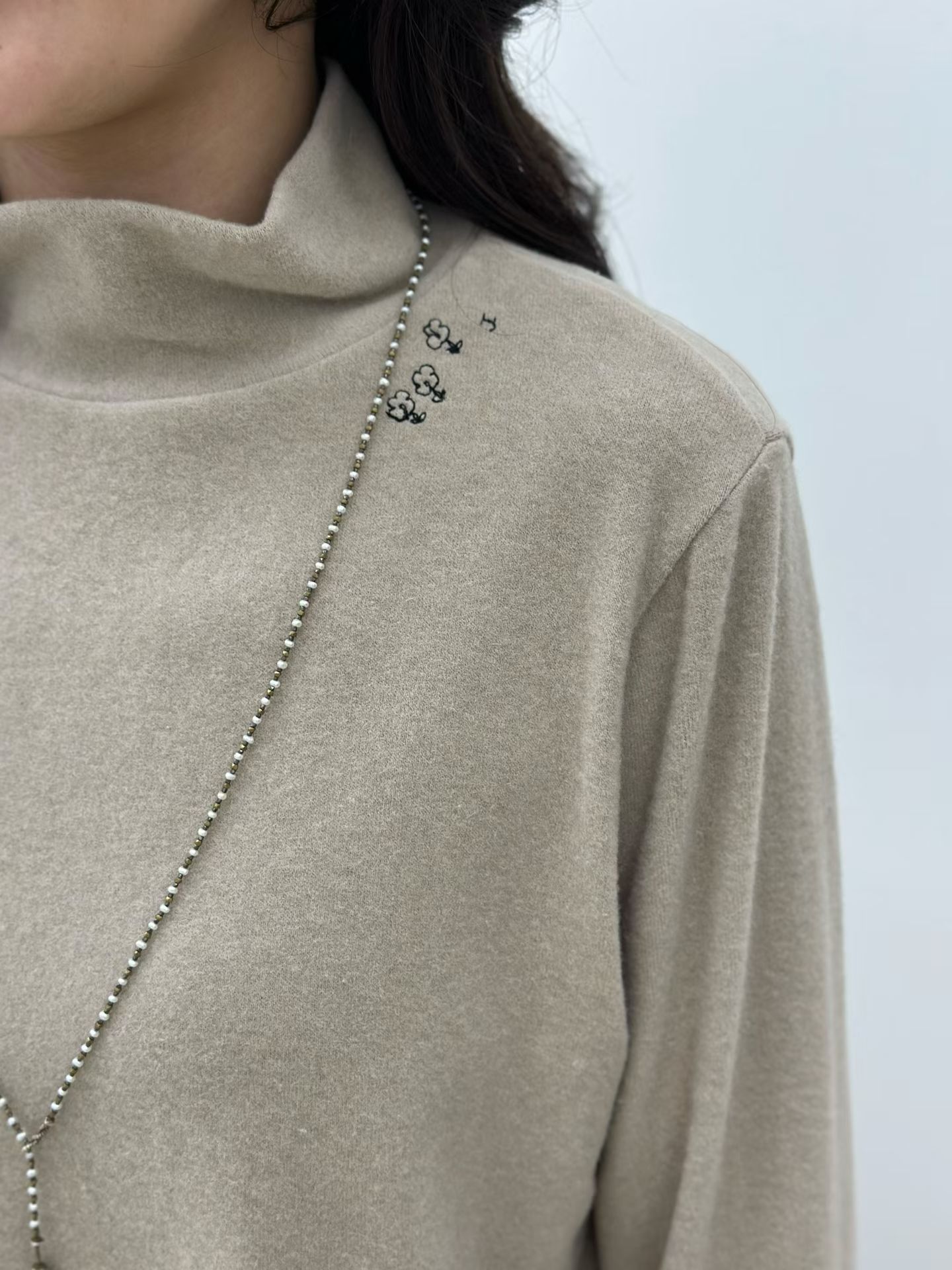 微立領小花刺繡上衣 26010703