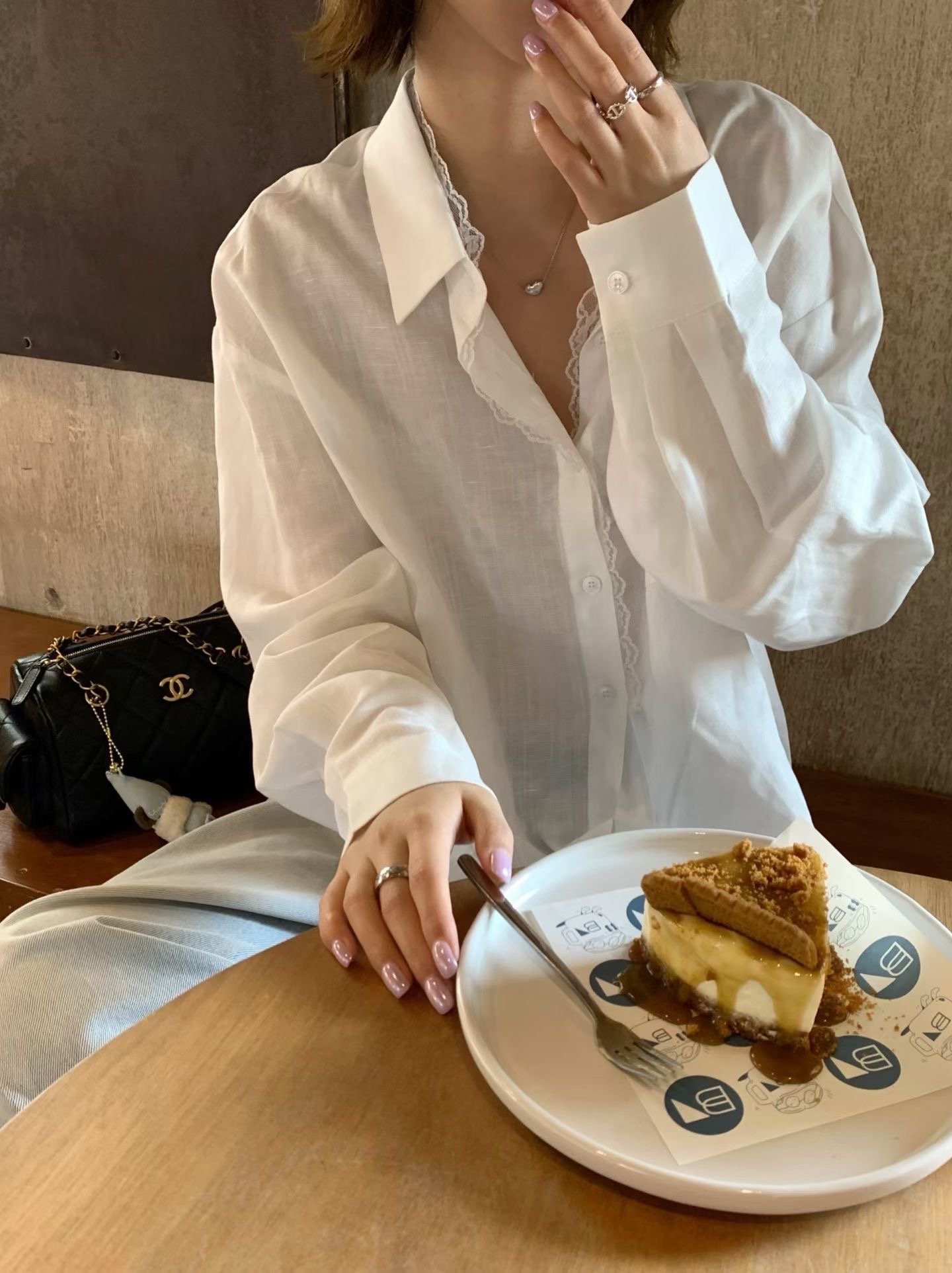 質感透膚蕾絲微光襯衫