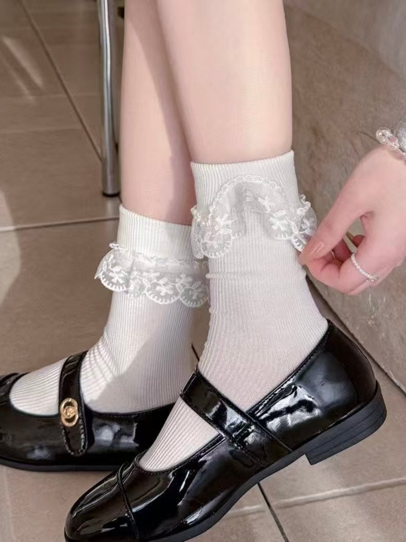 蕾絲捲邊設計中筒襪