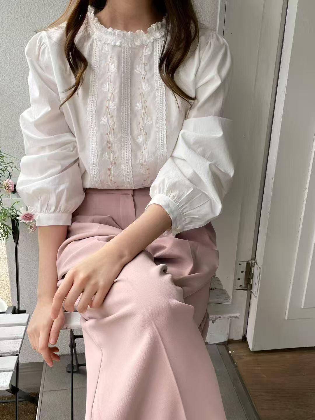 小花刺繡蕾絲荷葉領上衣