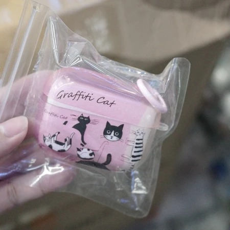 可愛到不行的粉底貓咪AirPods保護套